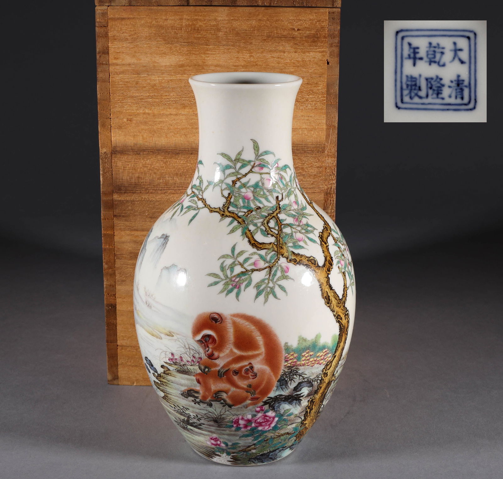 Qing Dynasty pastel animal pattern vase (1 of 8)
