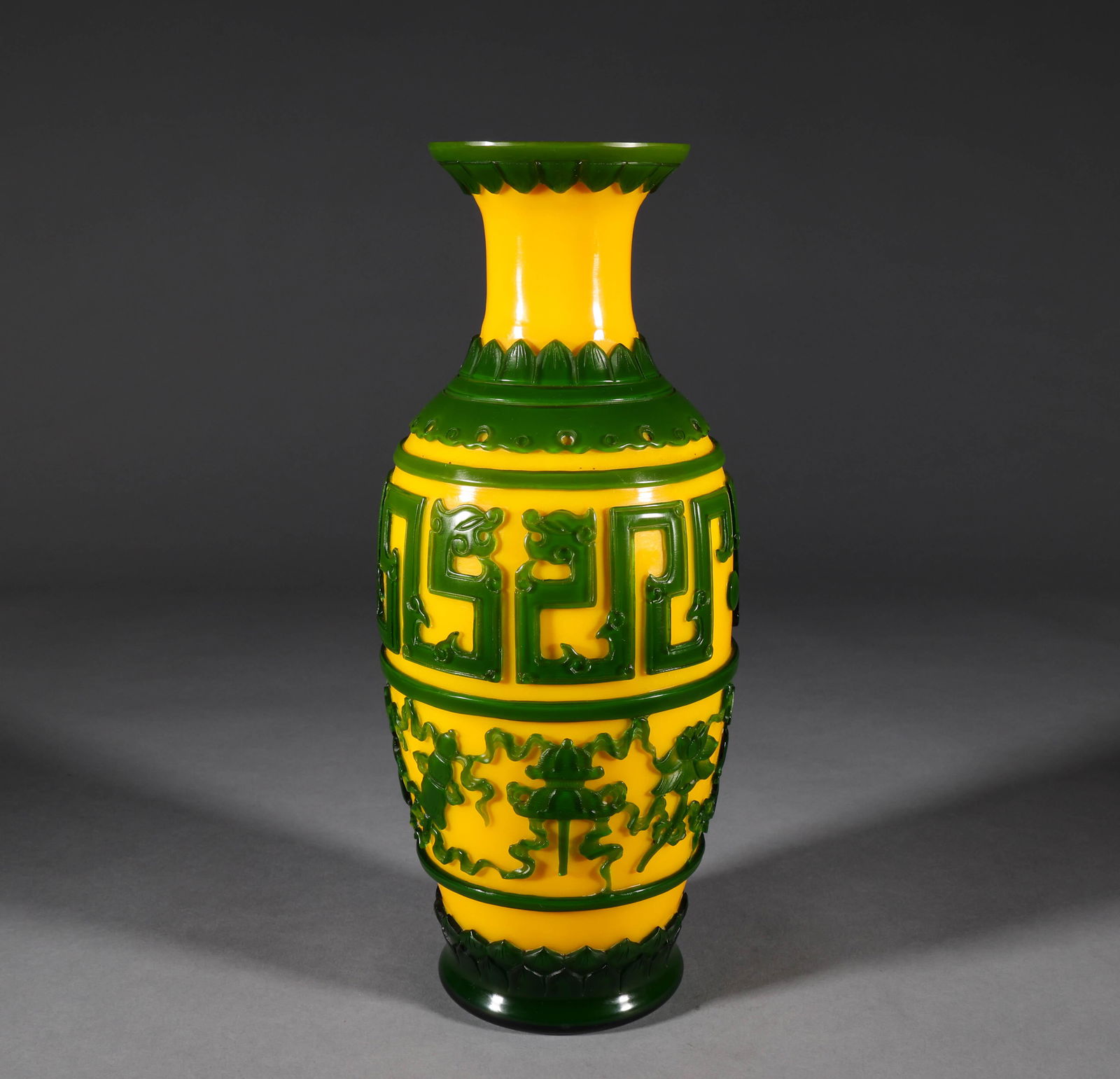 Glass appreciation bottle from Qing Dynasty (1 of 10)