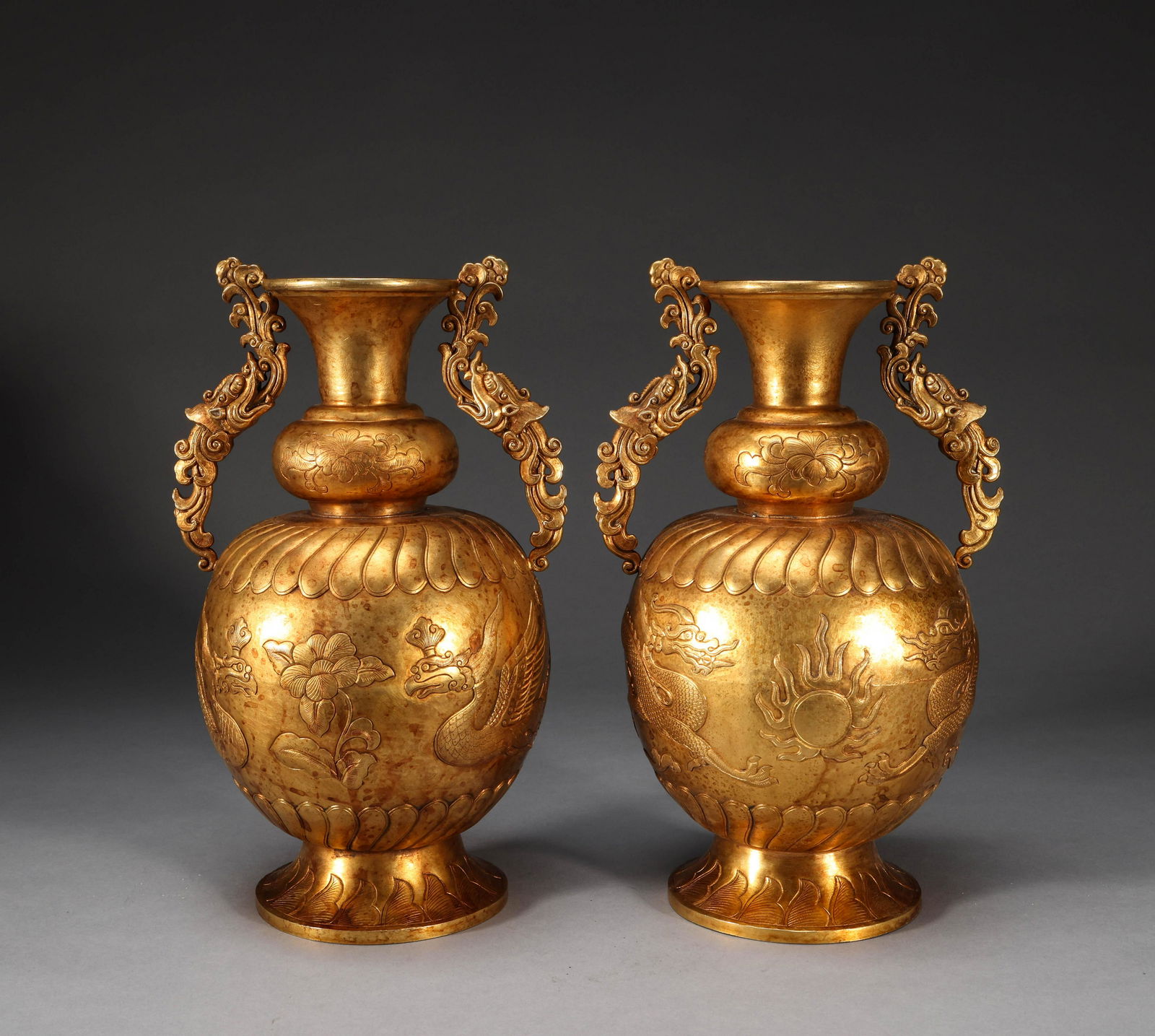 A pair of Qing Dynasty gilt bronze vase with two ears (1 of 9)