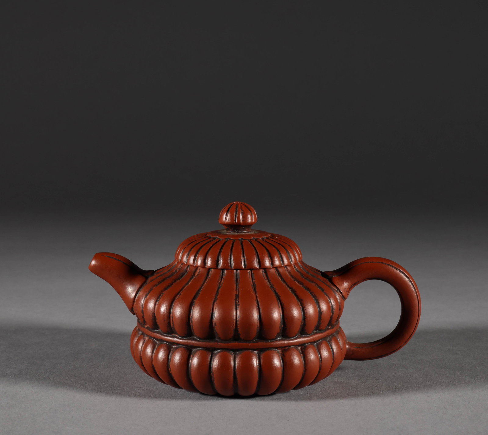 Purple clay teapot of Qing Dynasty (1 of 8)