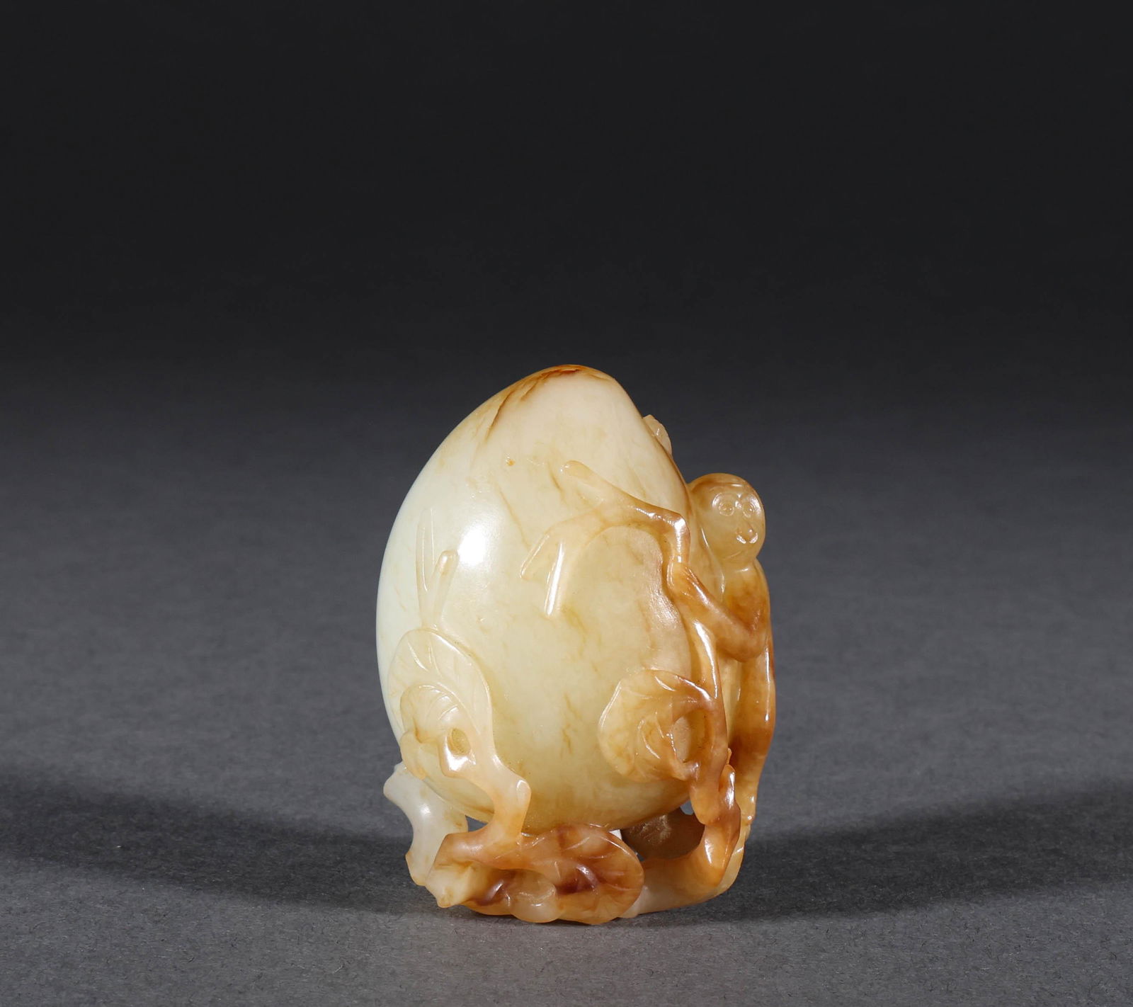 Hetian jade longevity peach ornaments in the Qing Dynasty (1 of 7)