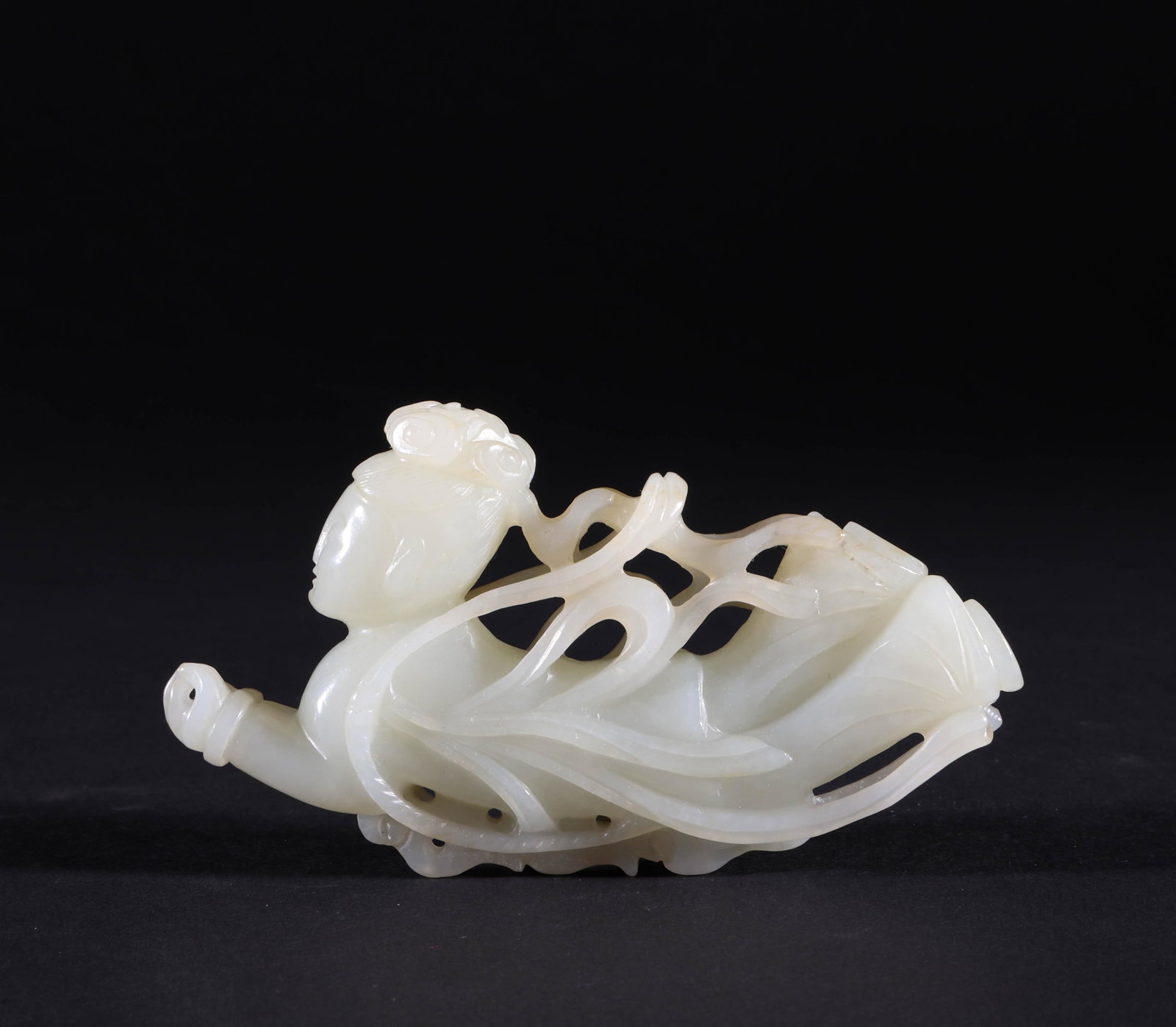 Hetian Jade Flying in the Ming Dynasty: Height: 5.5cm, width: 10cm, weight: 77g