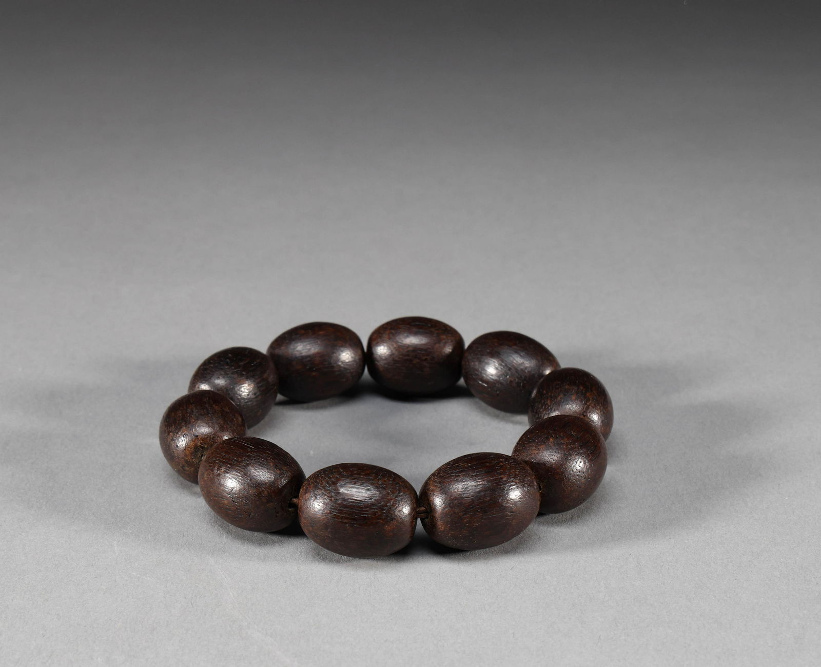 Qing Dynasty Qinan Chenxiang hand string (1 of 5)