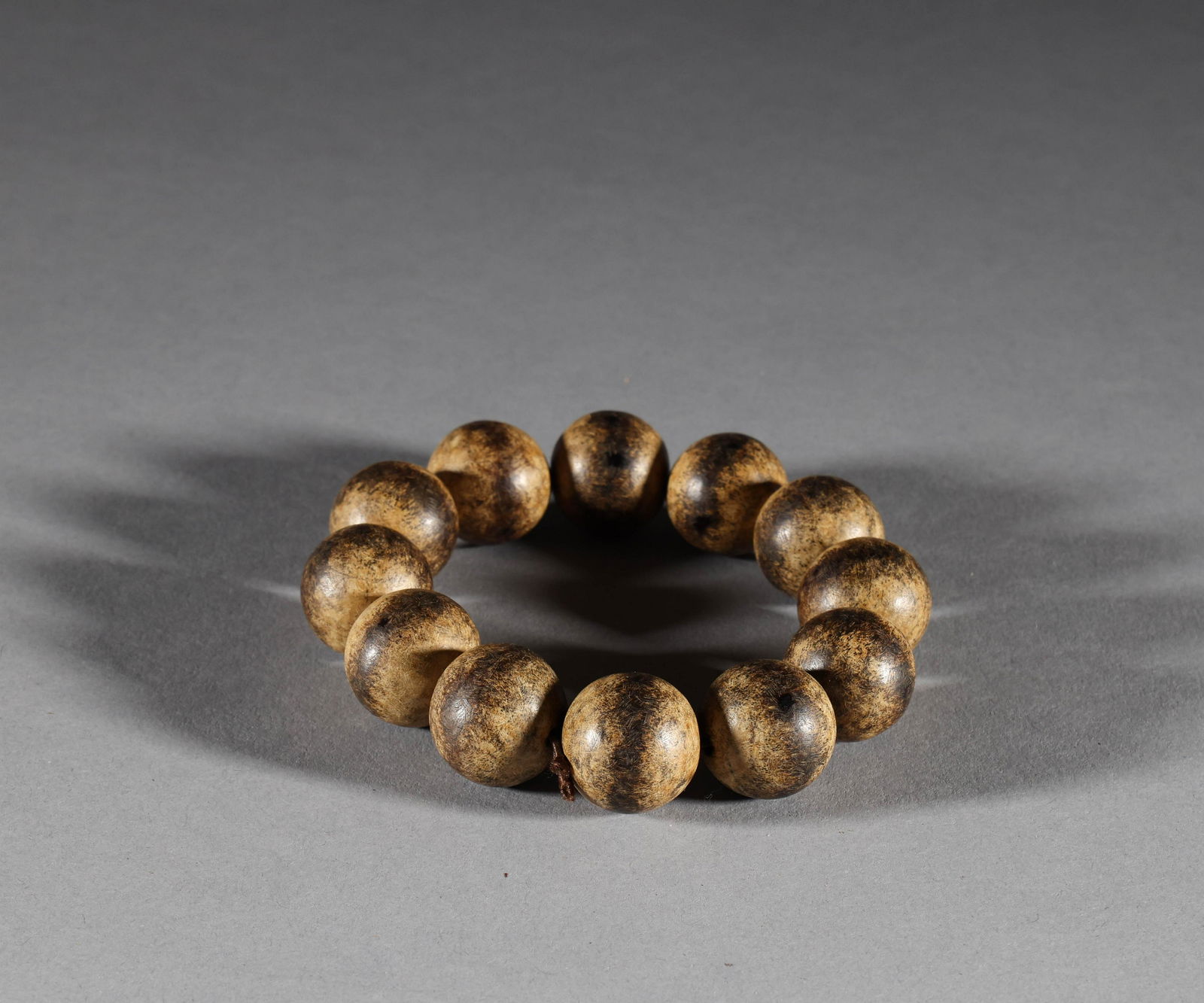 Qing Dynasty Qinan Chenxiang hand string (1 of 5)