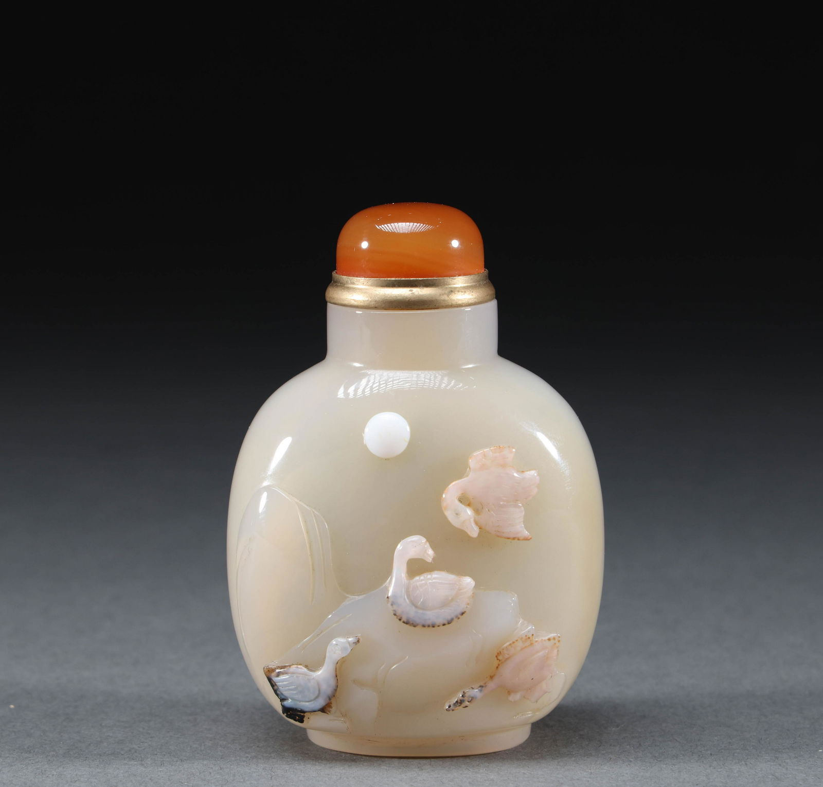 The Qing Dynasty agate snuff bottle (1 of 6)
