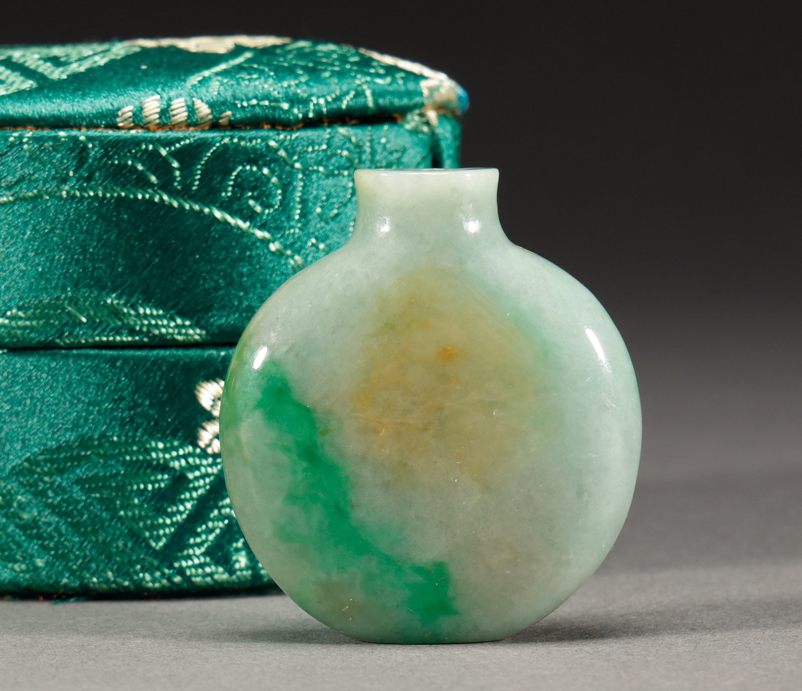 Jade snuff bottle of Qing Dynasty: Height: 4.3cm, width: 3.8cm, weight: 26g