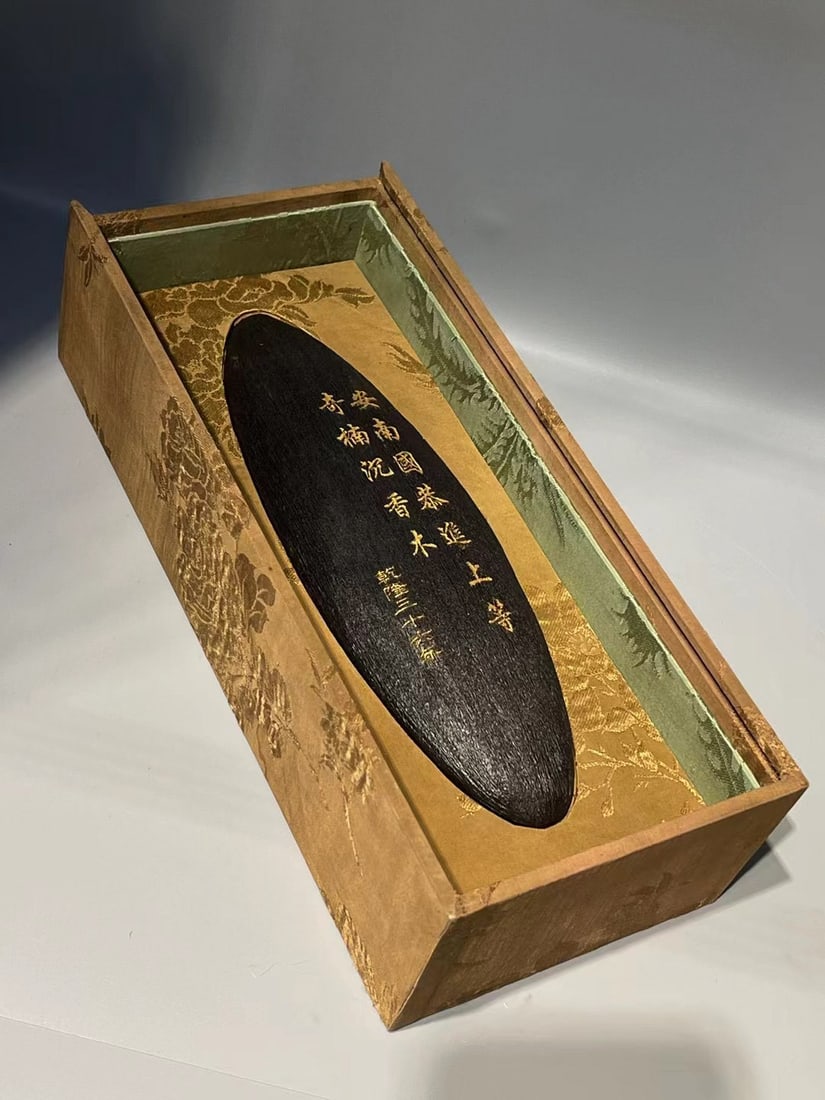Qing Dynasty Qinan agarwood logs: Height: 13cm, width: 6.9cm, weight: 415g