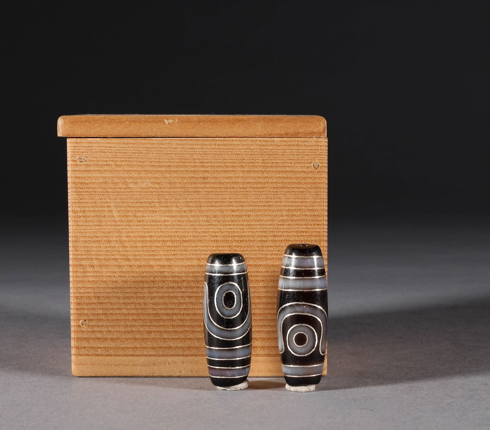 Two eyes beads inlaid with silver wire in Qing Dynasty (1 of 7)