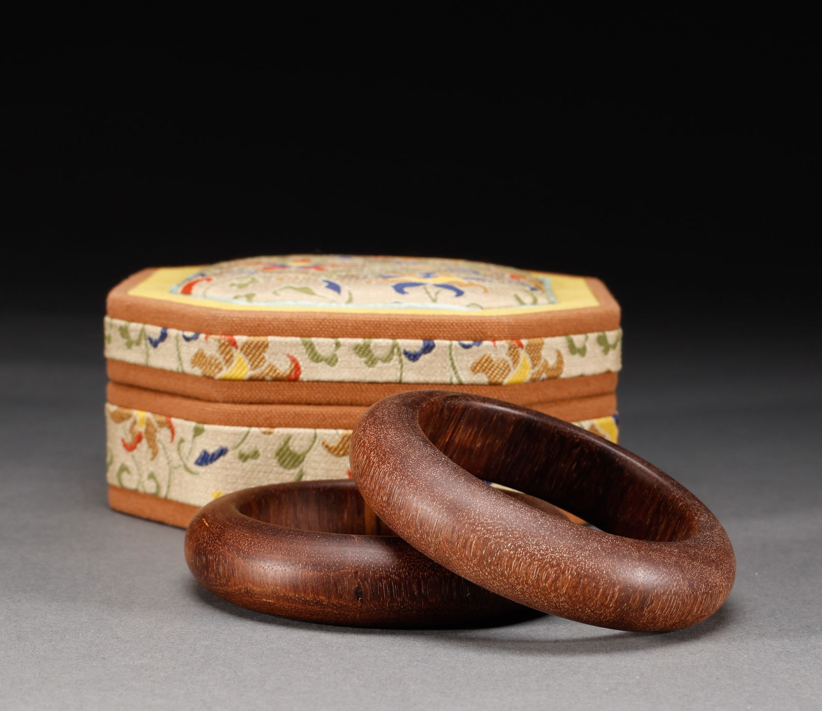 Qing Dynasty aloe bracelet pair (1 of 5)