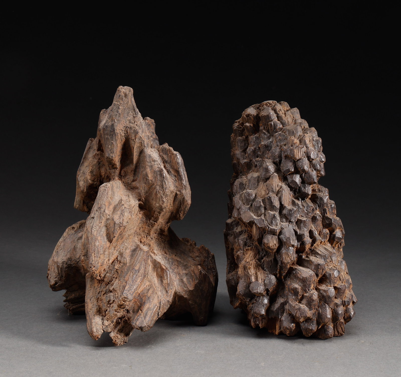 Agarwood mountain in Qing Dynasty: Height: 17cm, width: 14cm, weight: 952g