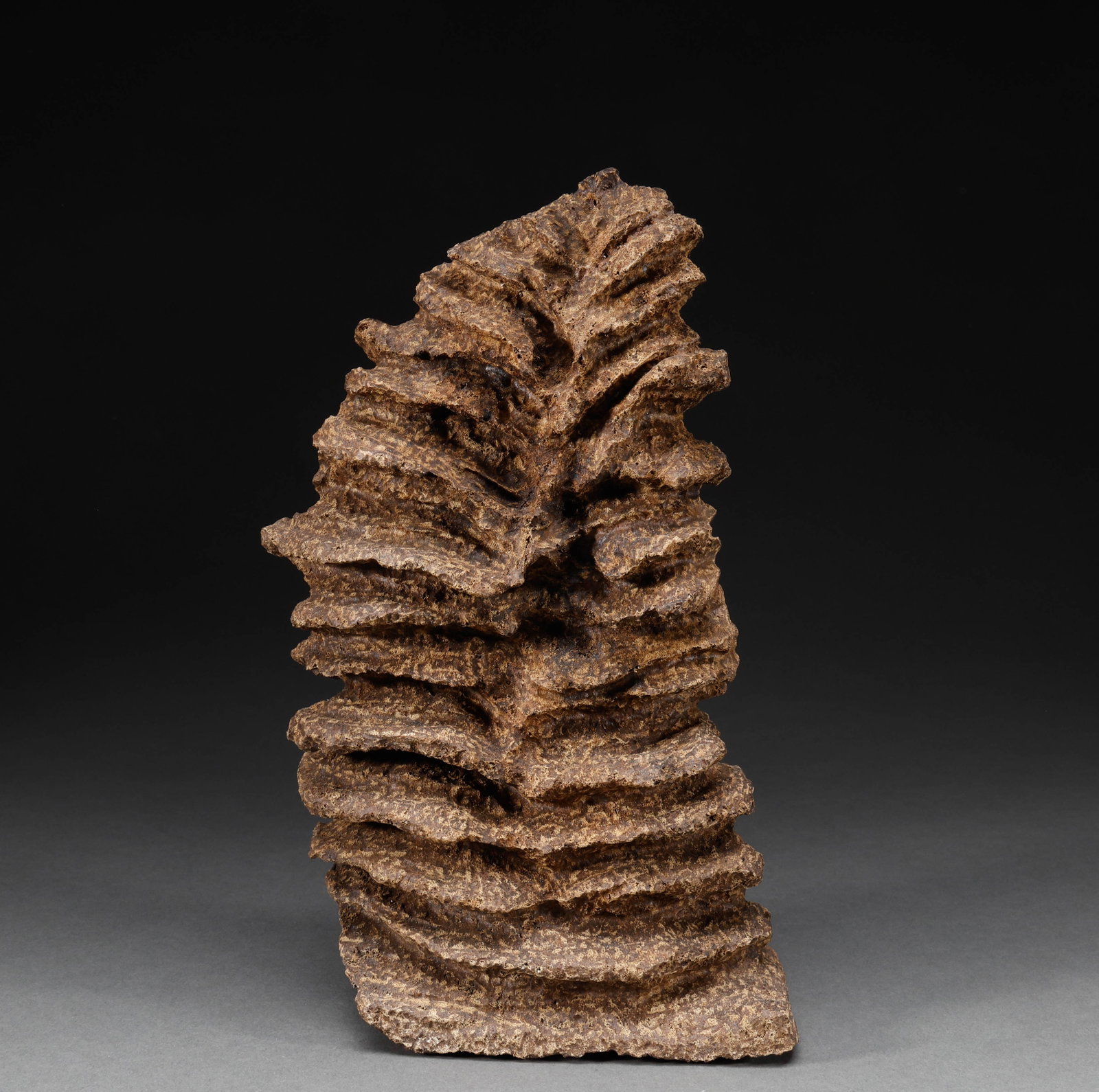 Agarwood mountain in Qing Dynasty: Height: 26cm, width: 15cm, weight: 1202g