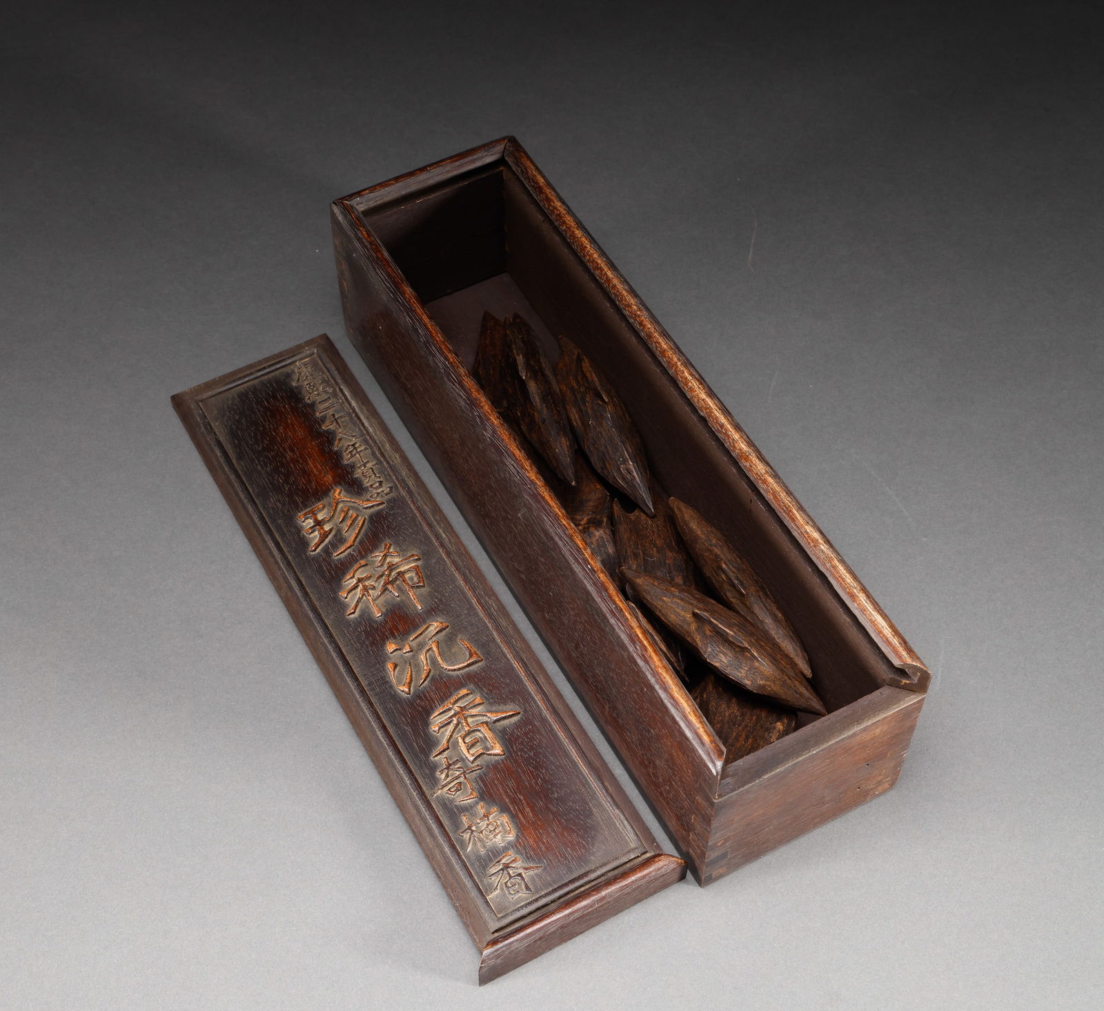 A box of agarwood palace offerings in Qing Dynasty (1 of 9)