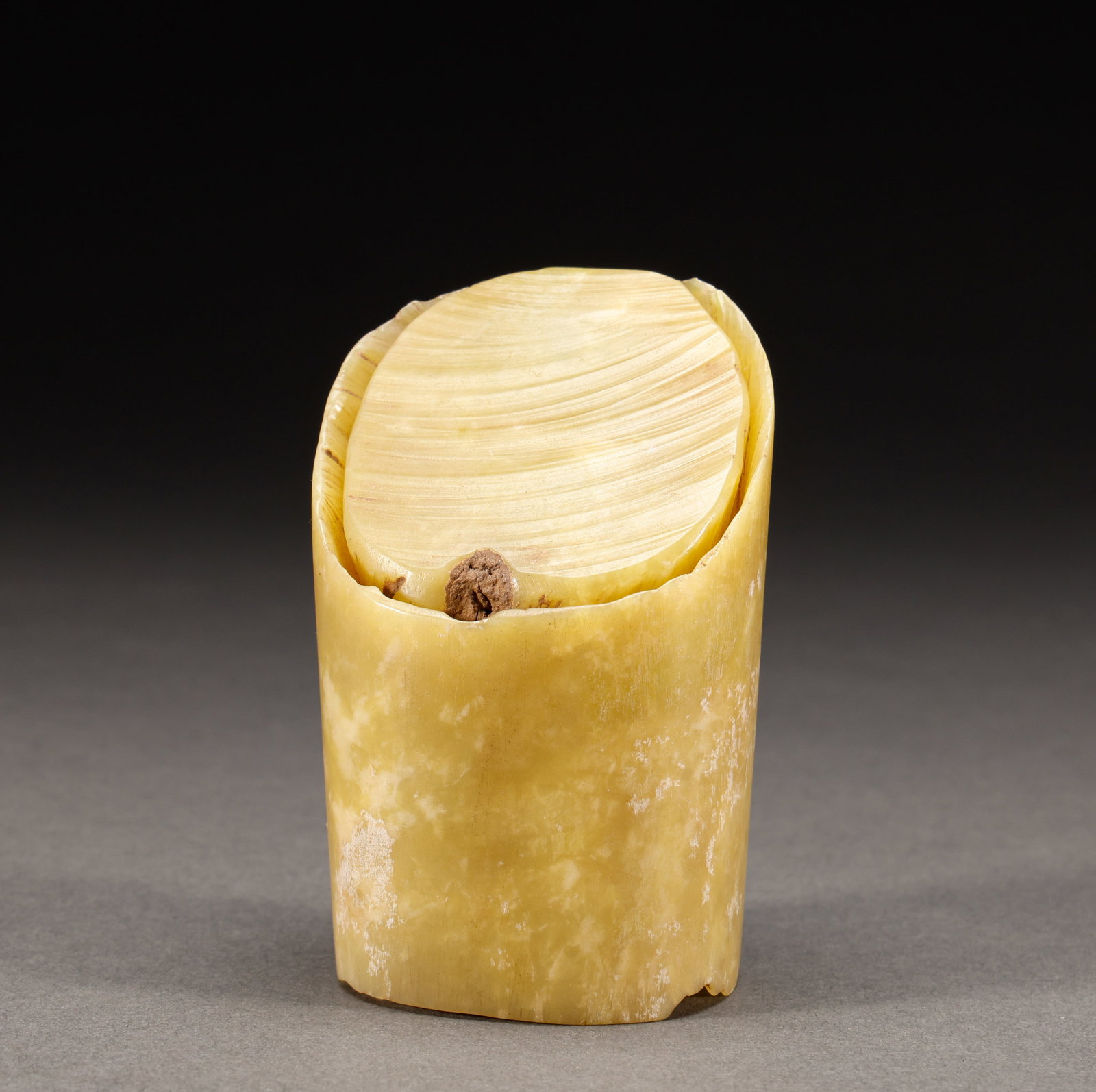 Before the Ming dynasty, Hetian jade horseshoe device: Height: 9.5cm, width: 6cm, weight: 367g