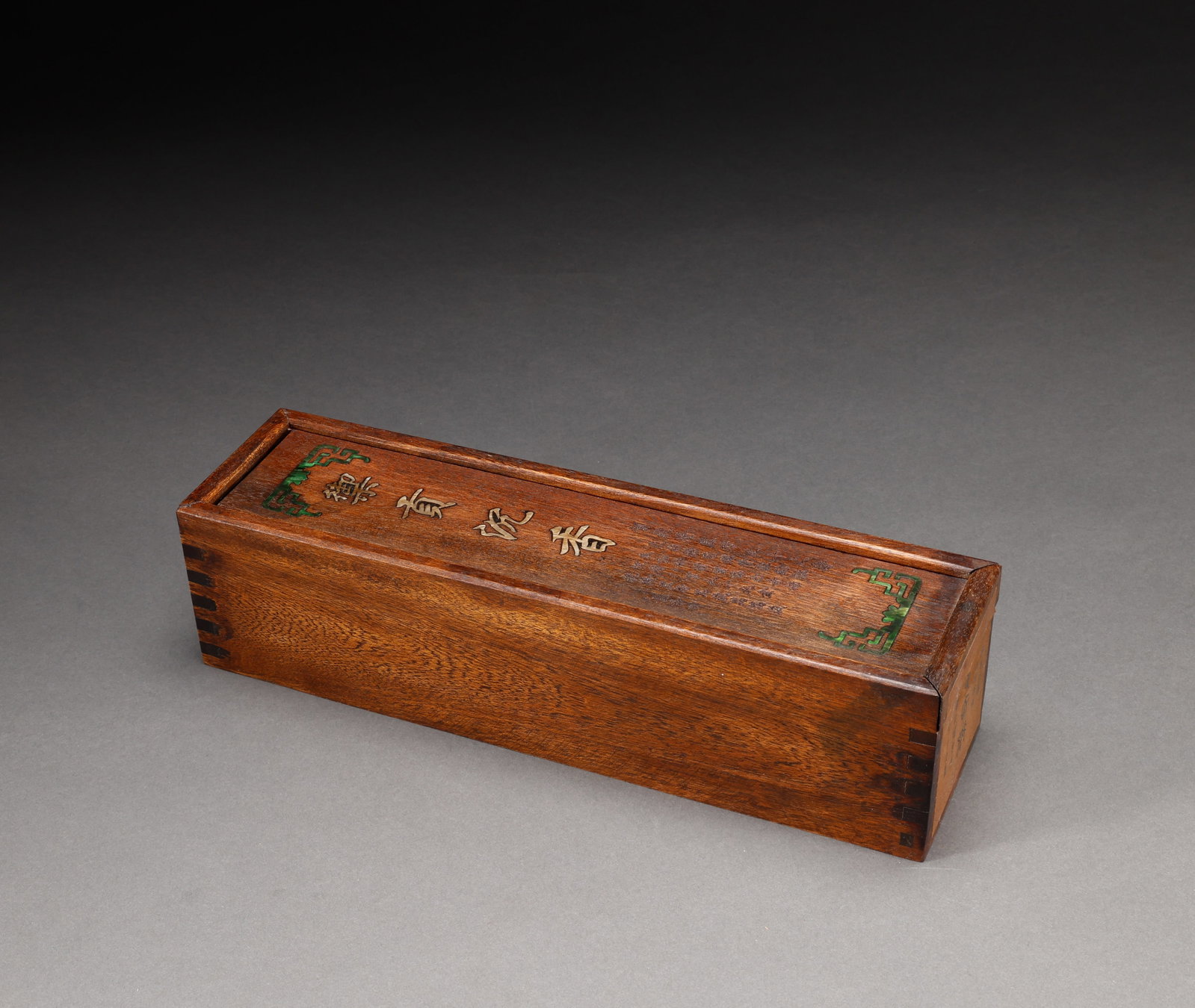 A box of agarwood from the Qing Dynasty: Height: 28cm, width: 7.8cm, weight: 632g