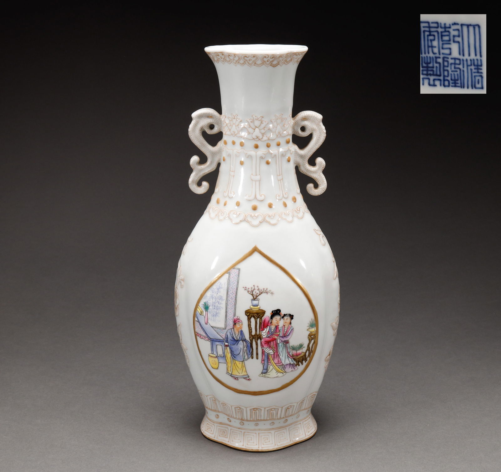 Qing Dynasty powder enamel character story bottle (1 of 8)