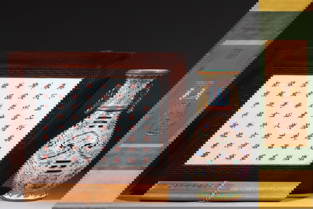 Qing Dynasty Qianlong Pink Core Vase (Painting) (1 of 9)