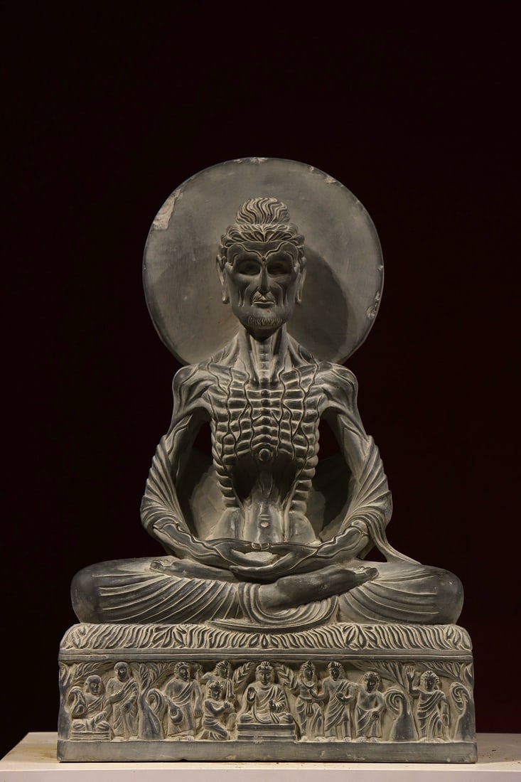 Before the Ming Dynasty, the Gandhara statues were made of gray slate rocks (1 of 9)