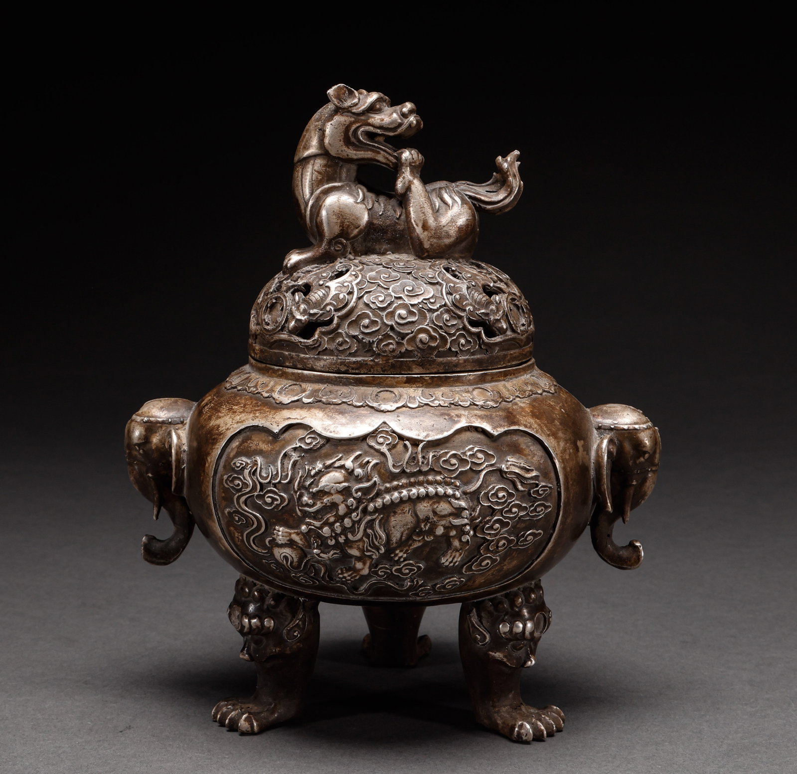 Qing Dynasty silver elephant ear aromatherapy stove: Height: 20cm, width: 16cm, weight: 945g