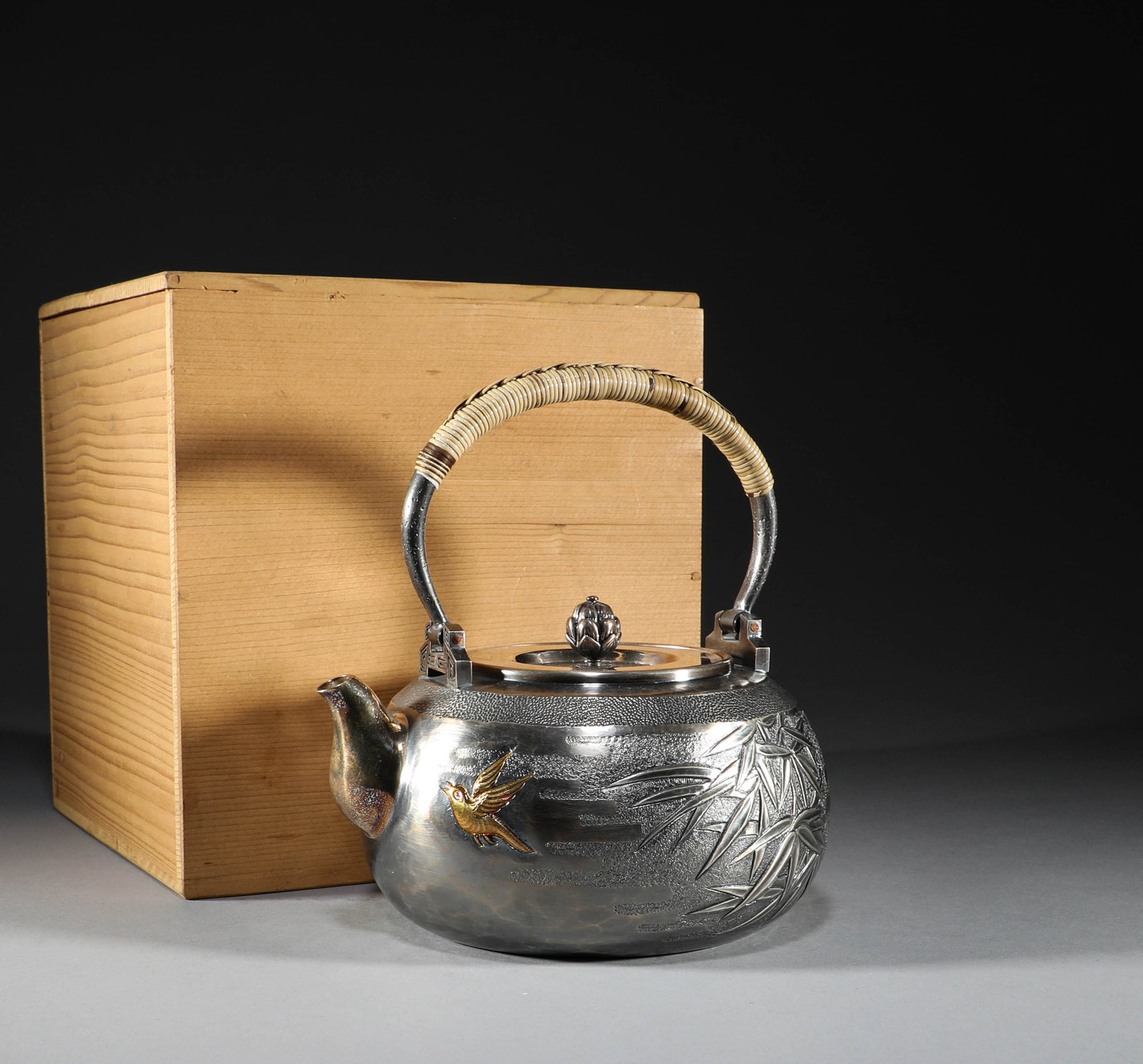 In the Ming Tang Boiling Silver Teapot: Height: 20cm, width: 18cm, weight :851g