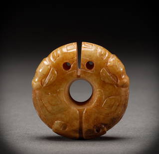 Before the Ming Dynasty, the jade twin dragon pendant: Height: 2cm, Width: 5.7cm, Weight: 96g