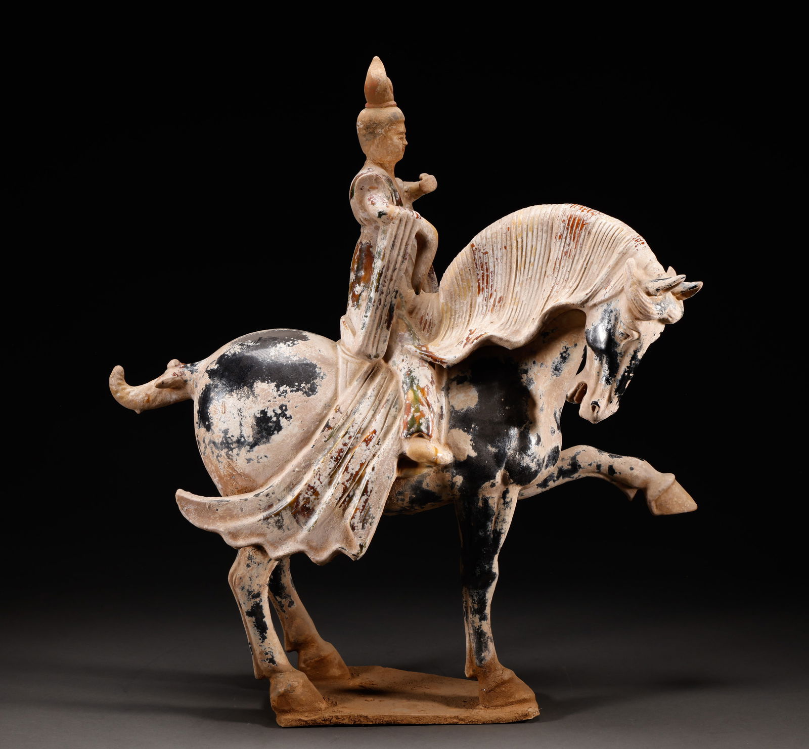 Before the Ming Dynasty, the Hu people rode horses with tri colored porcelain (1 of 9)