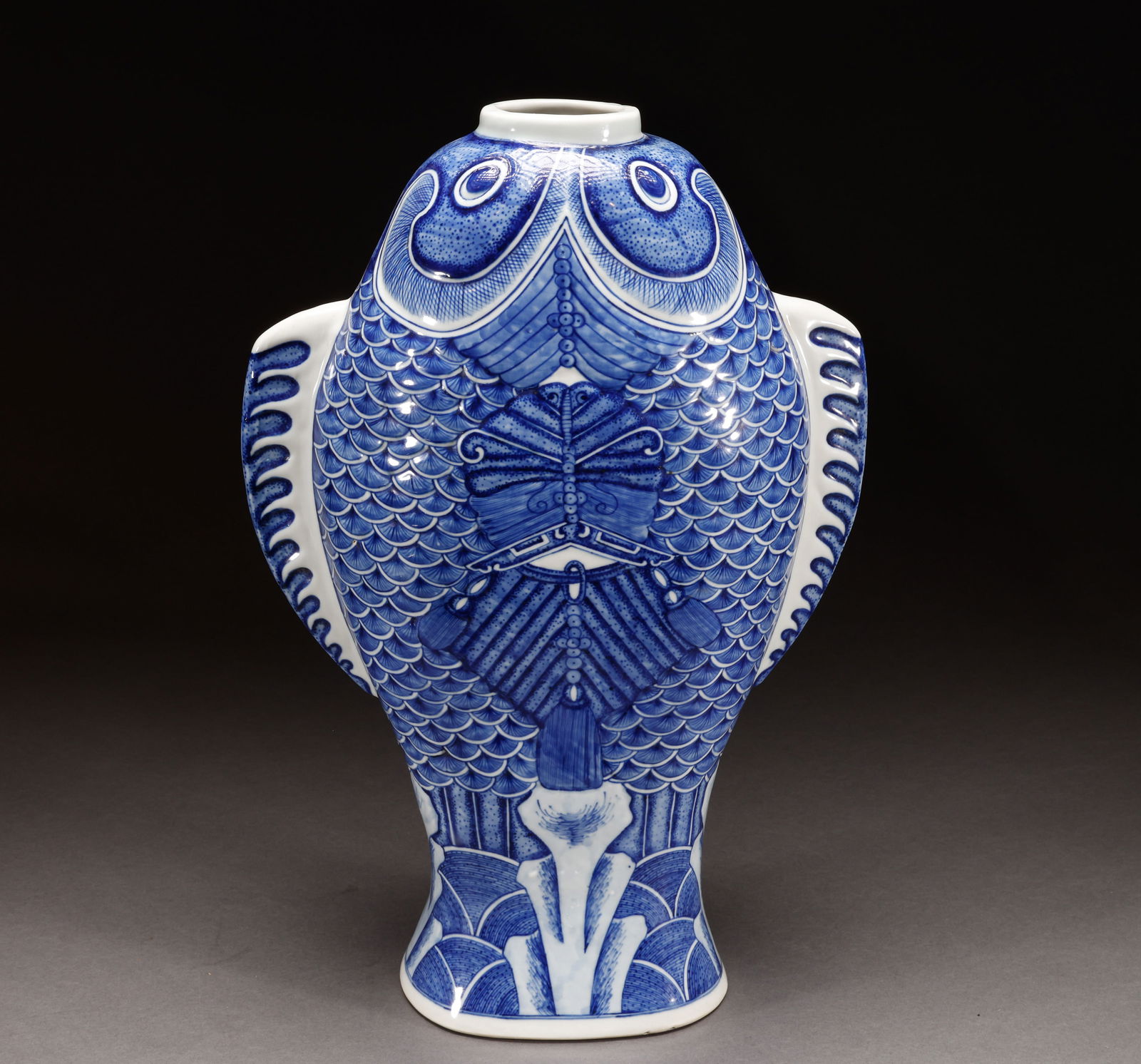 Qing Dynasty blue and white fish patterned bottle: Height: 48cm, width: 32cm, weight: 6744g
