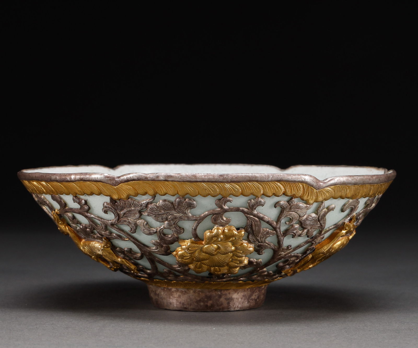 Before the Ming Dynasty, there were silver and gold bowls wrapped in green glaze (1 of 4)