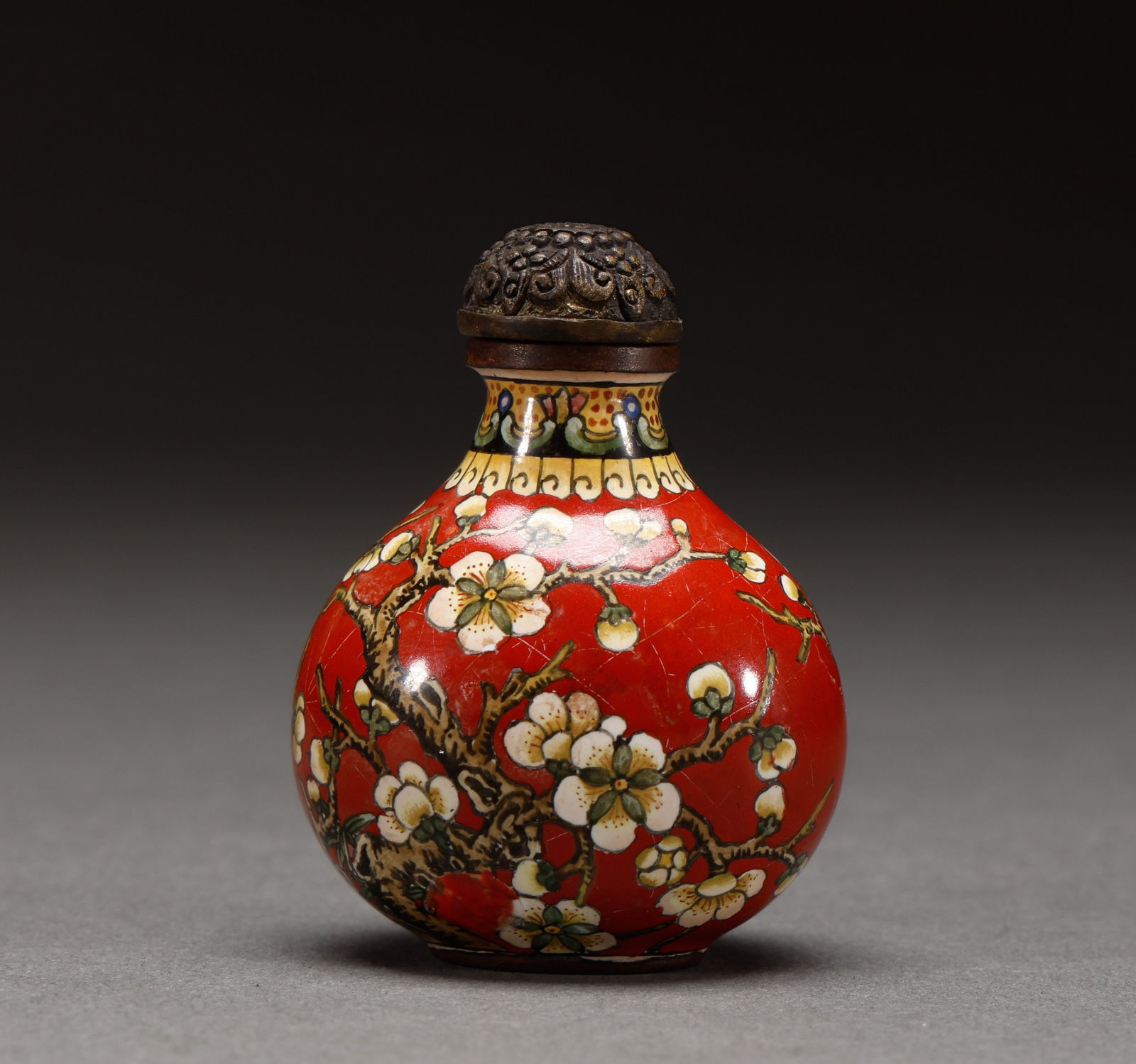 Qing Dynasty copper bodied enamel colored snuff bottle: Height: 5cm, width: 4cm, weight: 37g