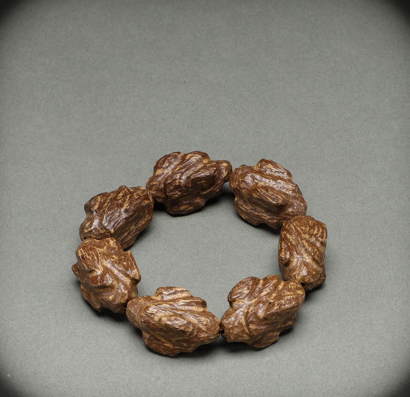Qing Dynasty agarwood bracelets: Length: 3.8cm, Width: 2.3cm, Weight: 53g
