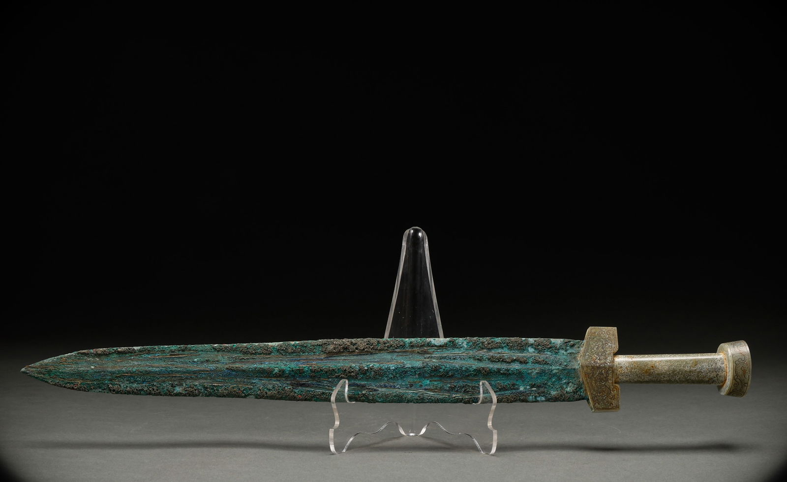 Bronze inlaid jade sword before the Ming Dynasty: Length: 52.5cm, Width: 6.3cm, Weight: 802g