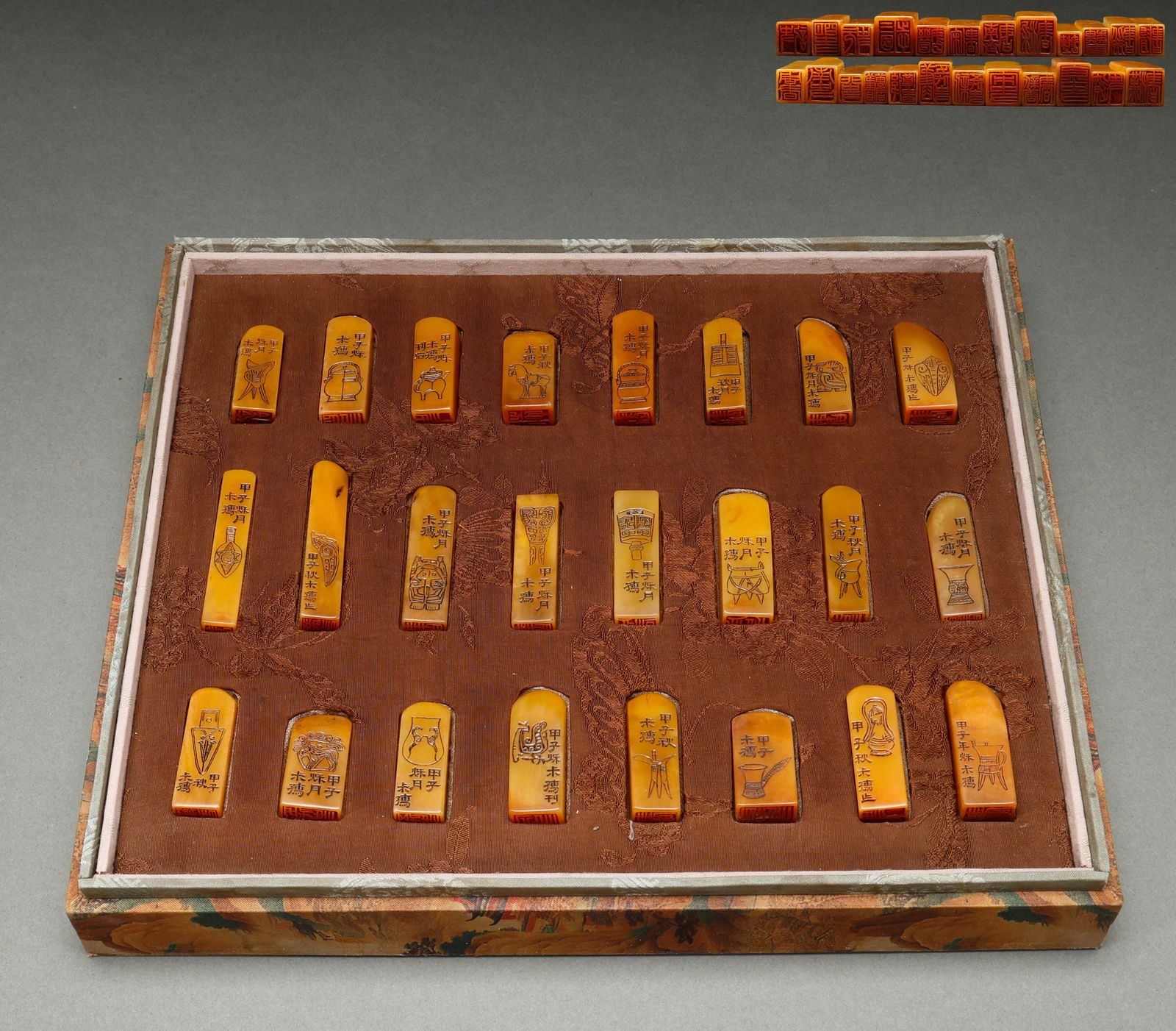 A box of Qing Dynasty Shoushan Tian Huangshi seals: Height: 7.3cm, Width: 1.5cm,Height: 4.2cm, Width: 2.2cm, Weight: 671g