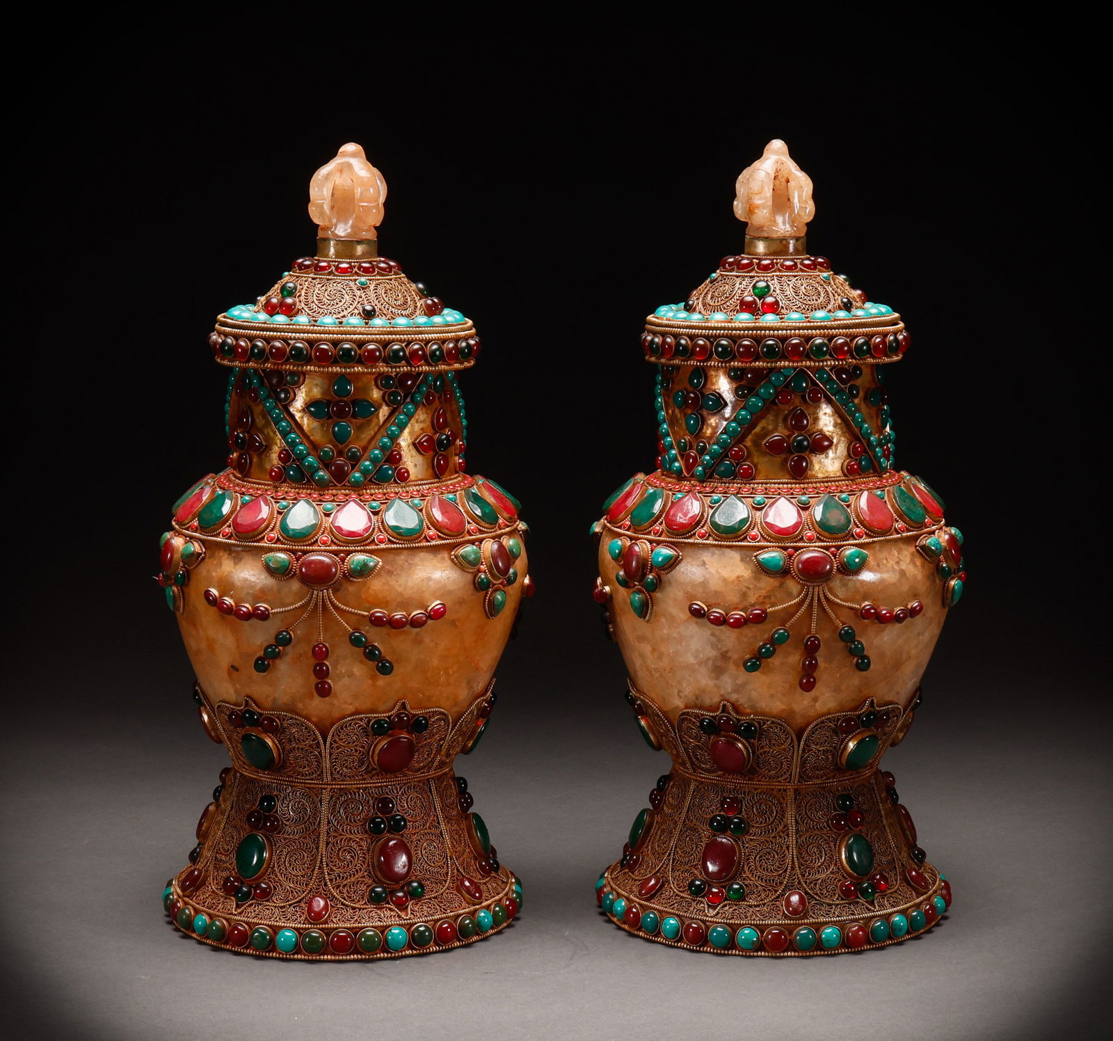 Before the Ming Dynasty, there was a pair of crystal inlaid gemstone covered jars (1 of 15)