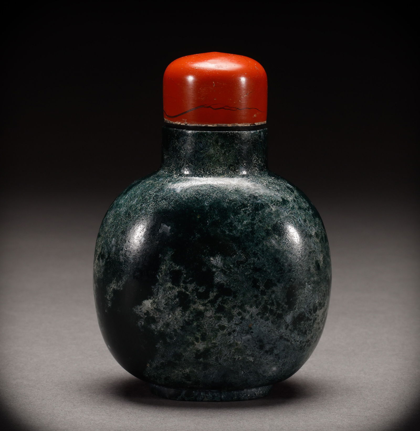 Qing Dynasty agate snuff bottle (1 of 8)