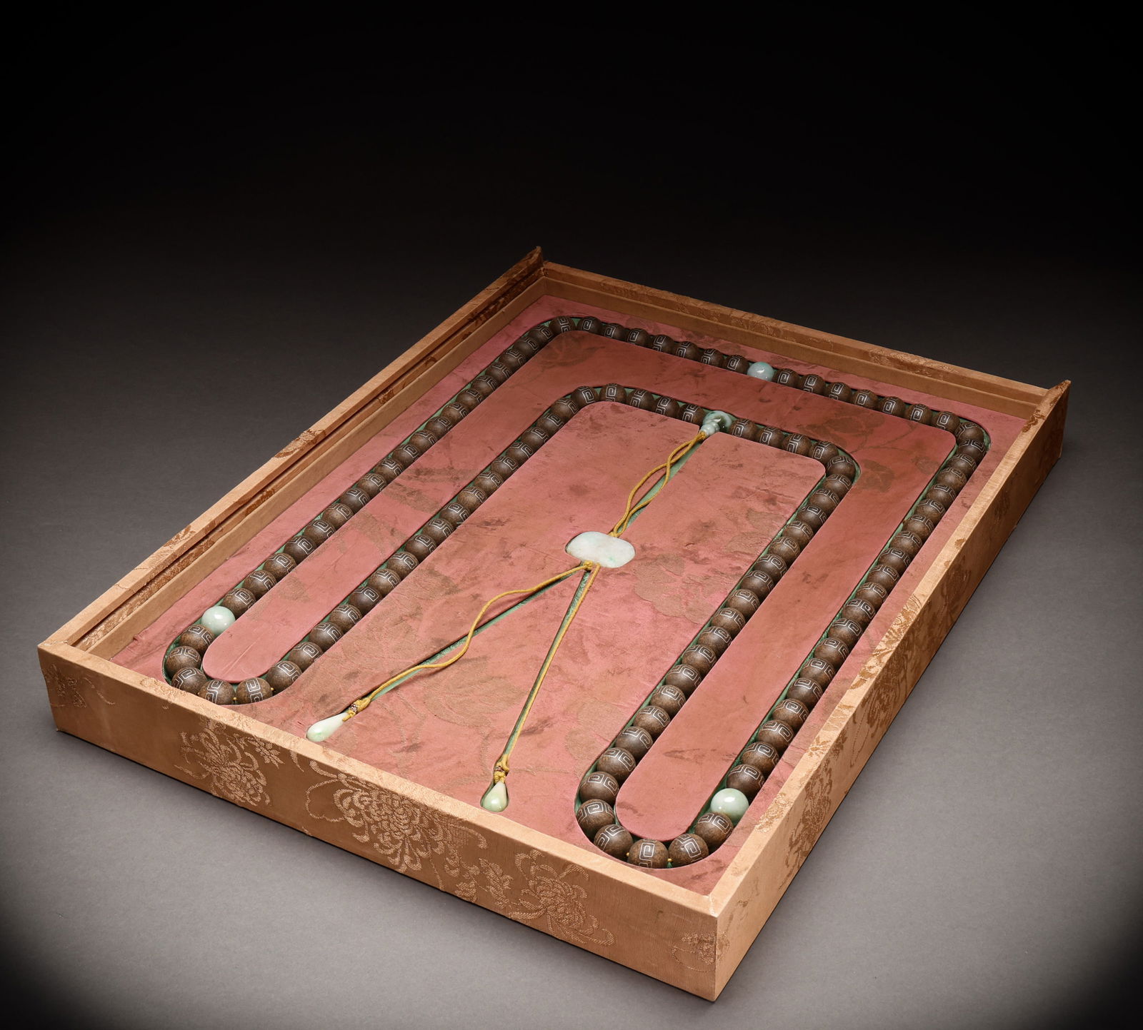 During the Qing Dynasty, 108 pieces of agarwood inlaid with silver thread were used as court beads (1 of 8)