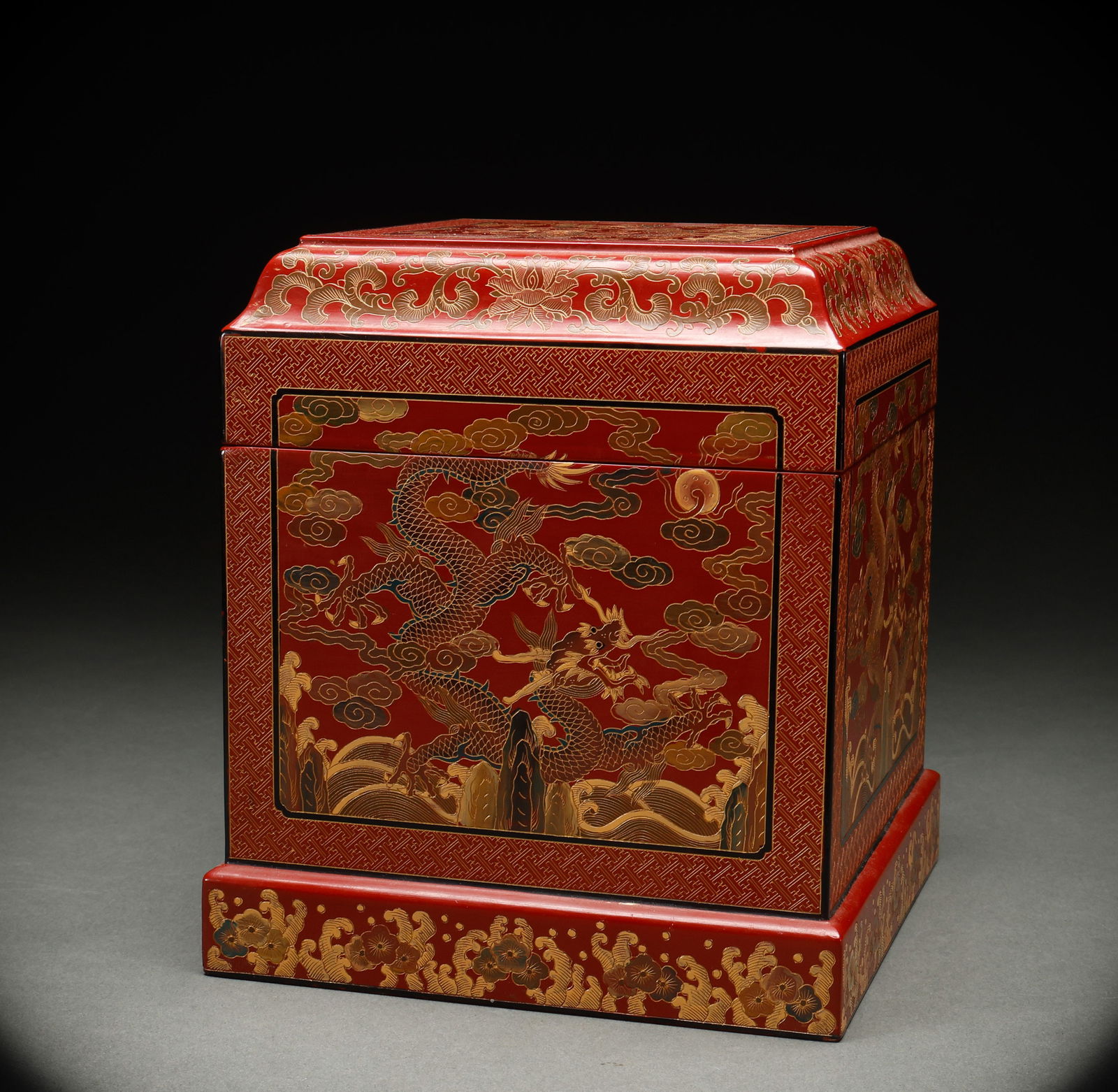 Qing Dynasty Red Dragon Pattern Cover Box (1 of 9)