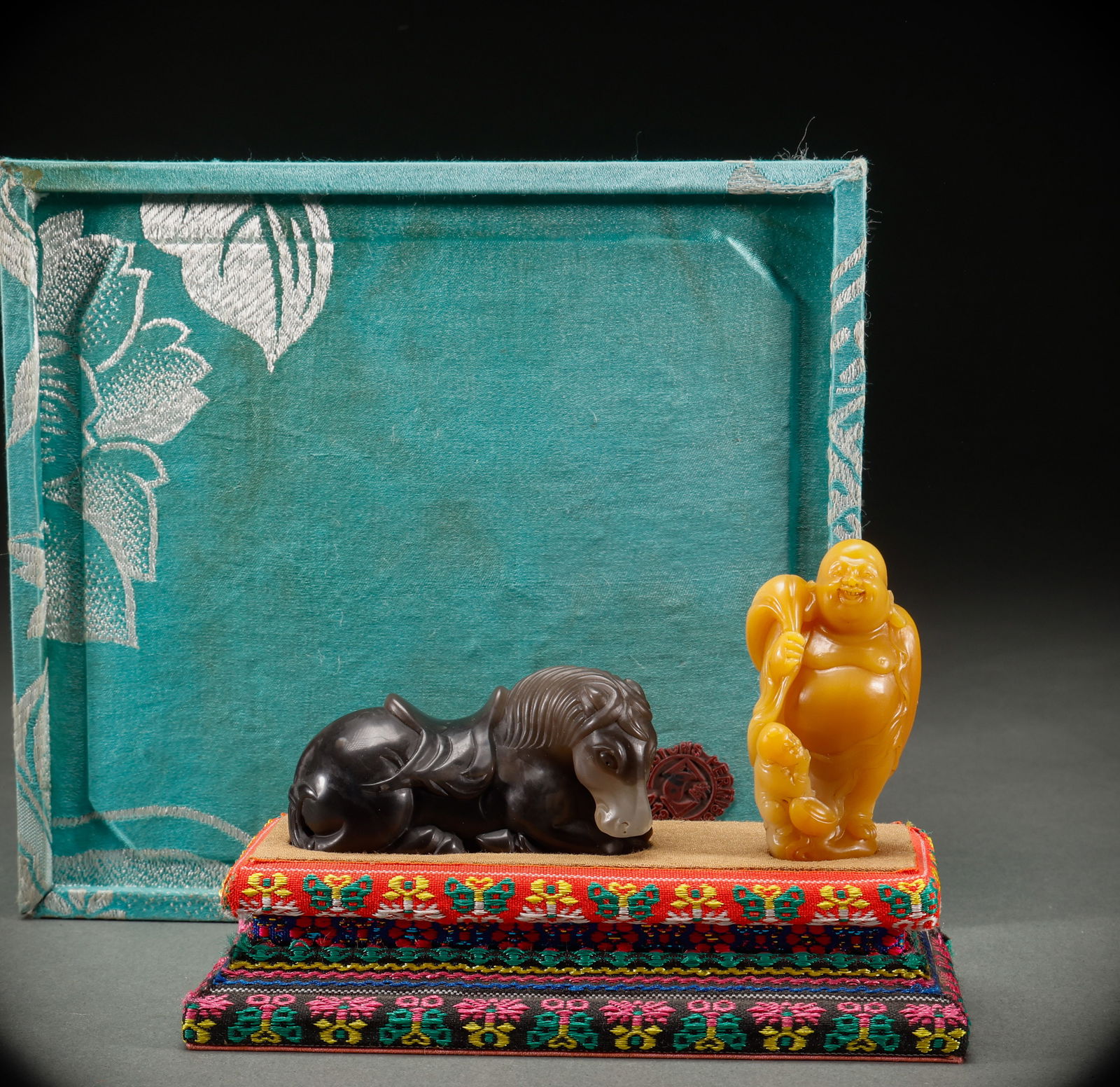 A group of stone horse figures from Shoushan during the Qing Dynasty: Height: 3.5cm, Width: 7cm,Height: 6.2cm, Width: 3.2cm, Weight: 155g