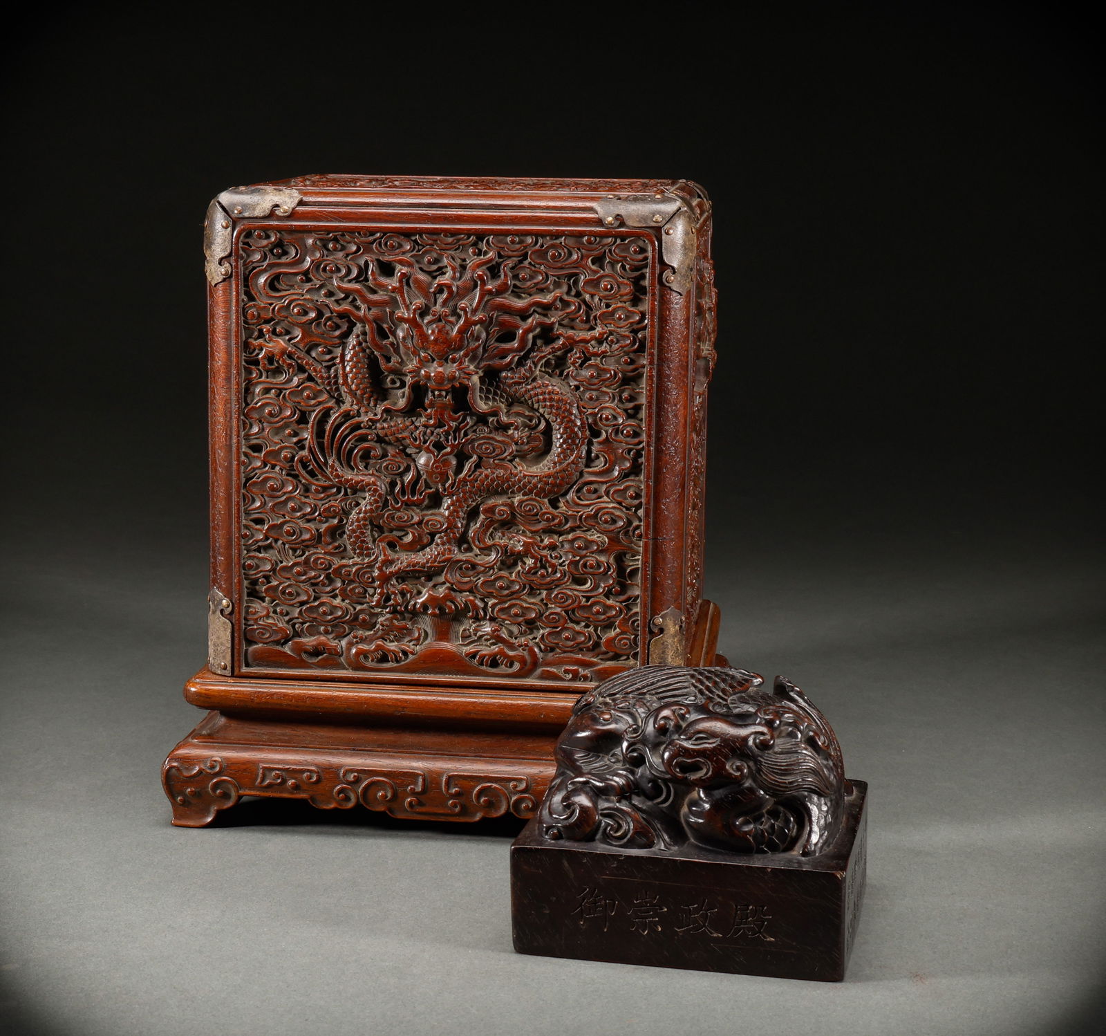 Qing Dynasty Purple Sandalwood Seal (Yellow Pear Box): Height: 8cm, Width: 9cm, Weight: 2456g