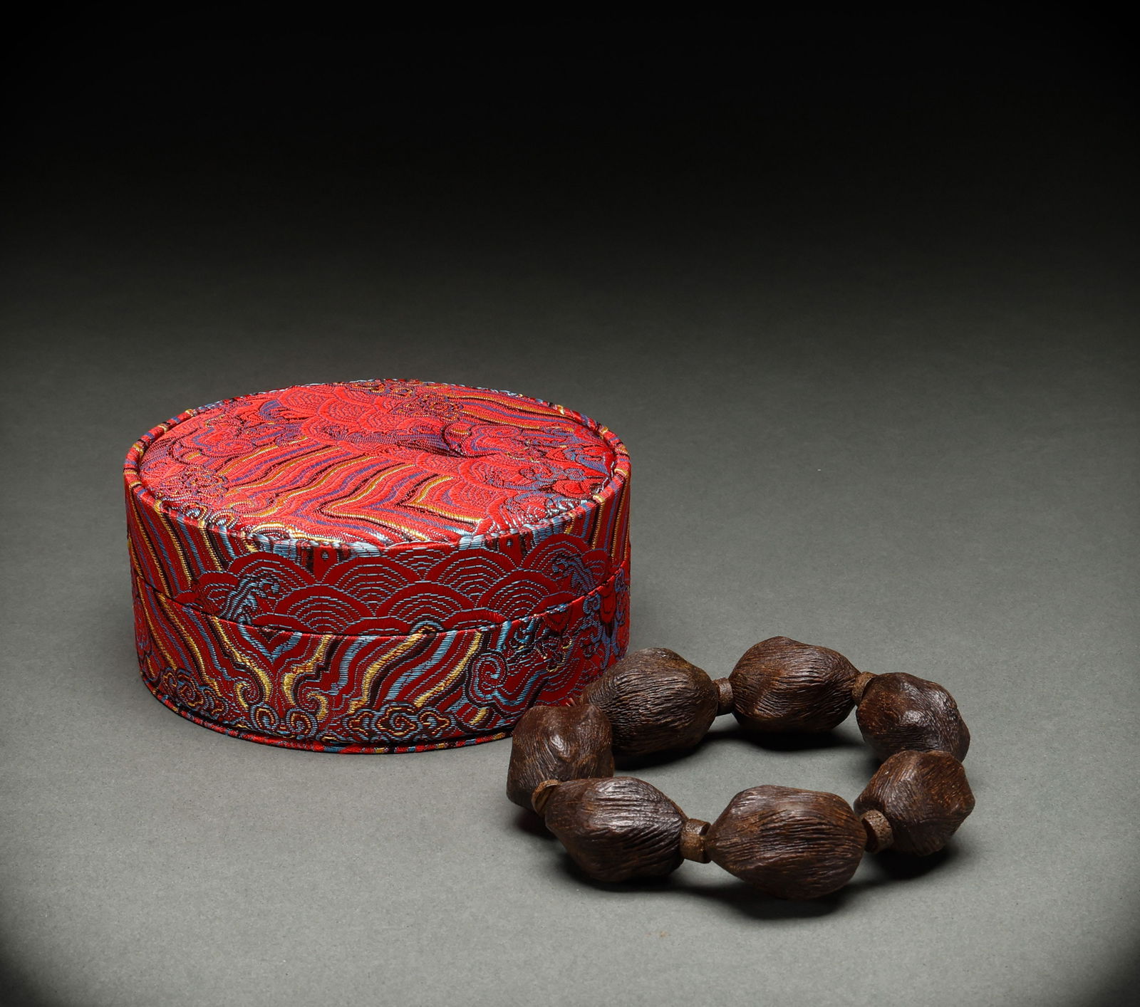 Qing Dynasty agarwood bracelets: Length: 3.5cm, Width: 2.5cm, Weight: 62g