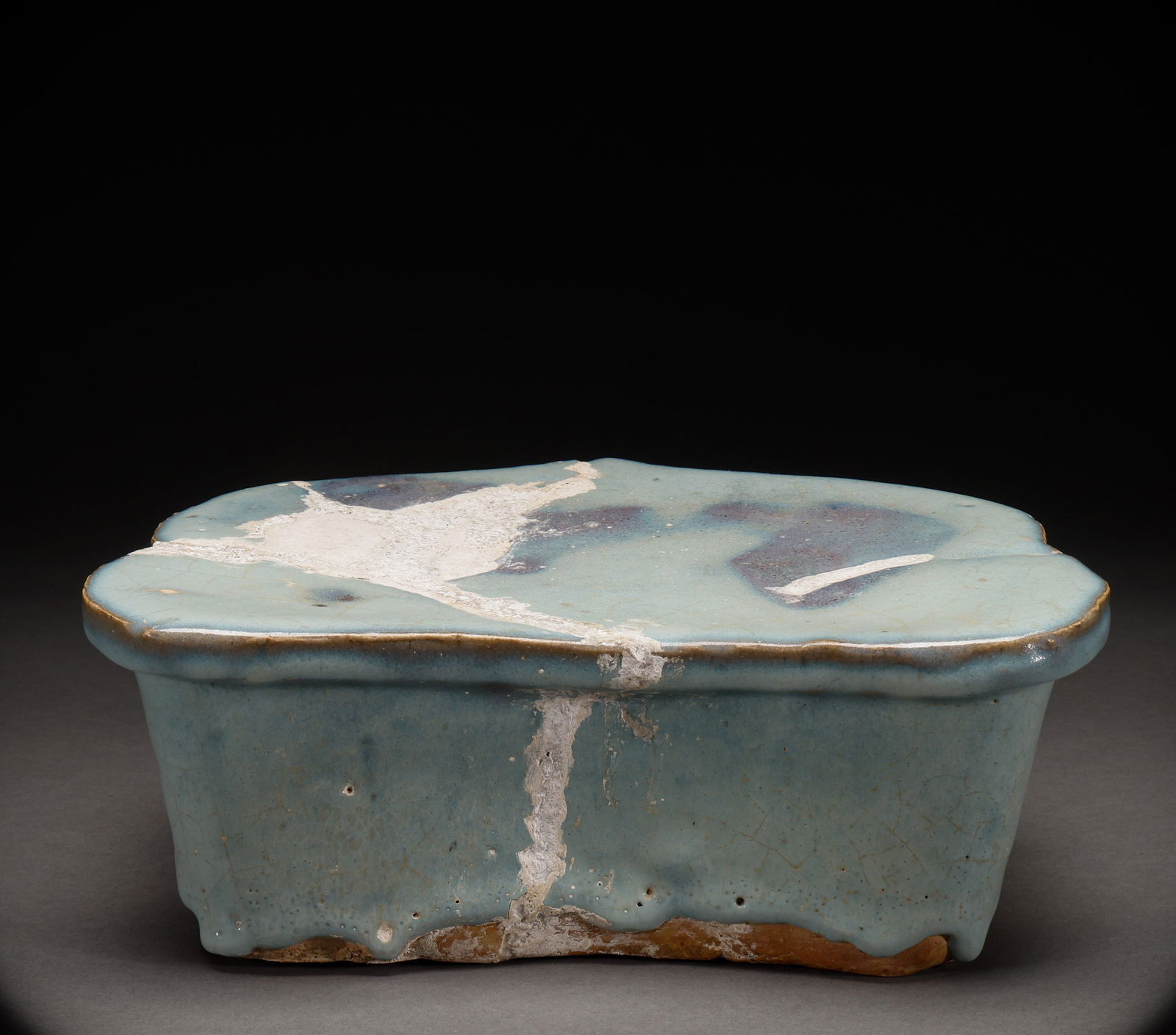 Before the Ming Dynasty, Jun glazed porcelain pillows: Height: 11cm, Width: 29cm, Weight: 3828g