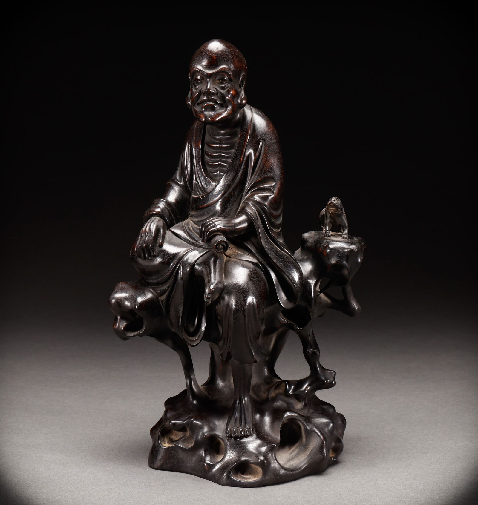 Red sandalwood Arhat Statue of the Qing Dynasty: Height: 32cm, Width: 18cm, Weight: 1427g