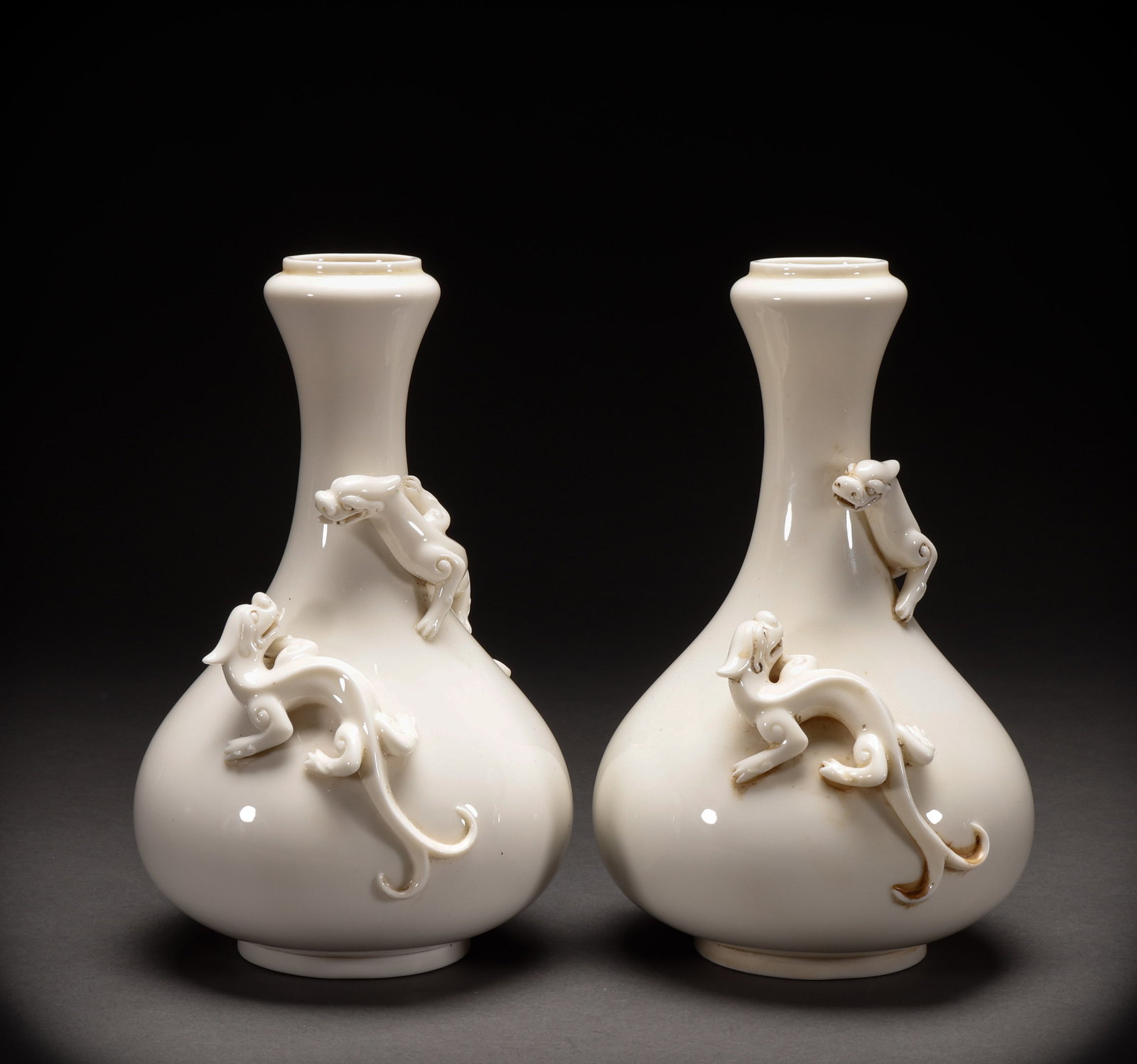 A pair of Dehua kiln dragon vases from the Ming Dynasty (1 of 11)
