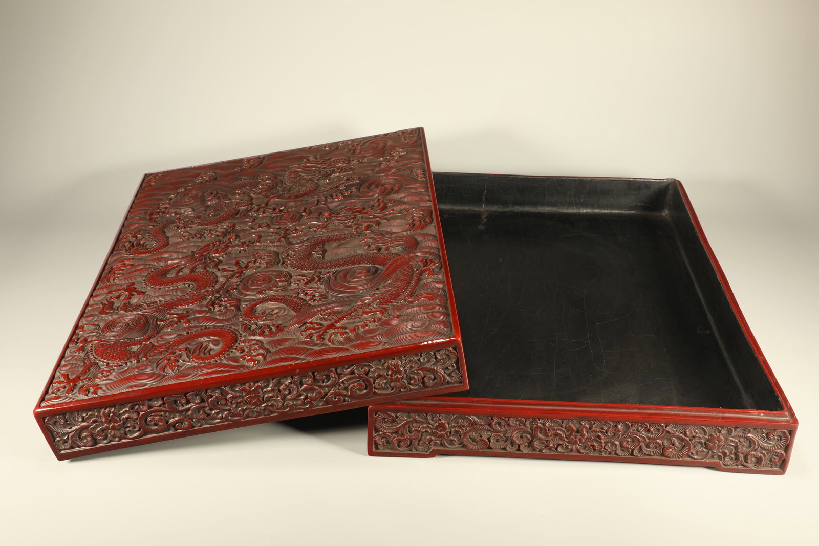 Qing Dynasty lacquer dragon patterned pearl box (1 of 8)