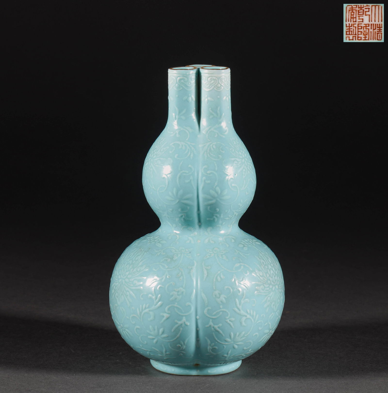 Qing Dynasty monochrome glazed gourd bottle (1 of 8)