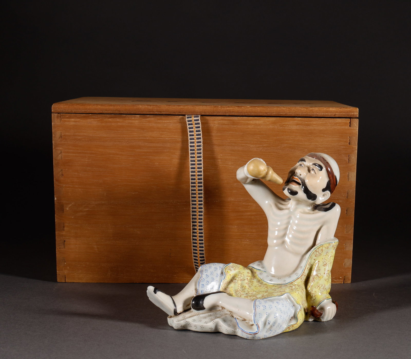 Qing Dynasty Pink Character Statues: Height: 13.5cm, Width: 15cm, Weight: 452g