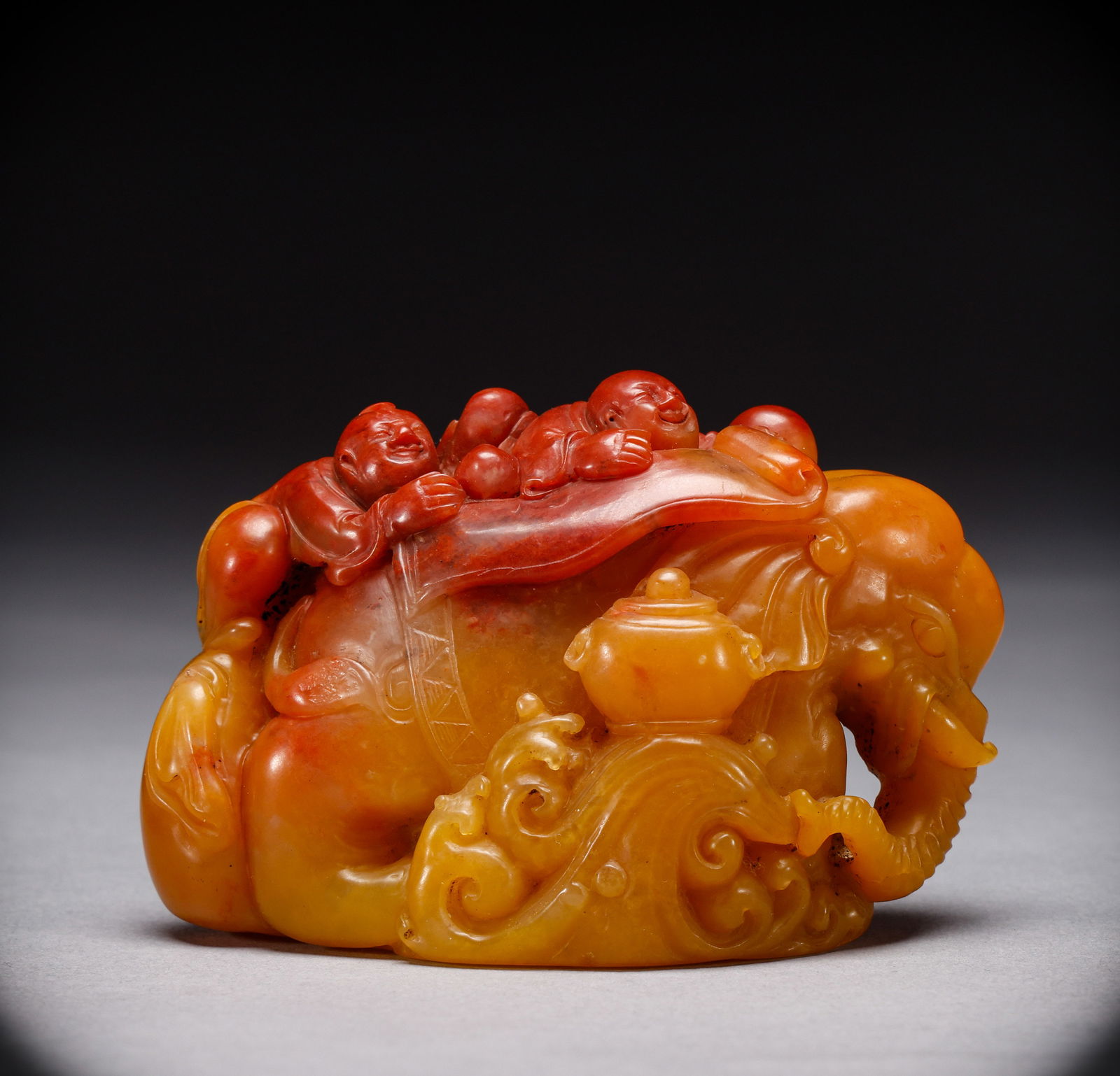 Qing Dynasty Shoushan Tian Huangshi Children's Play Elephant: Height: 6cm, Width: 8.7cm, Weight: 206g