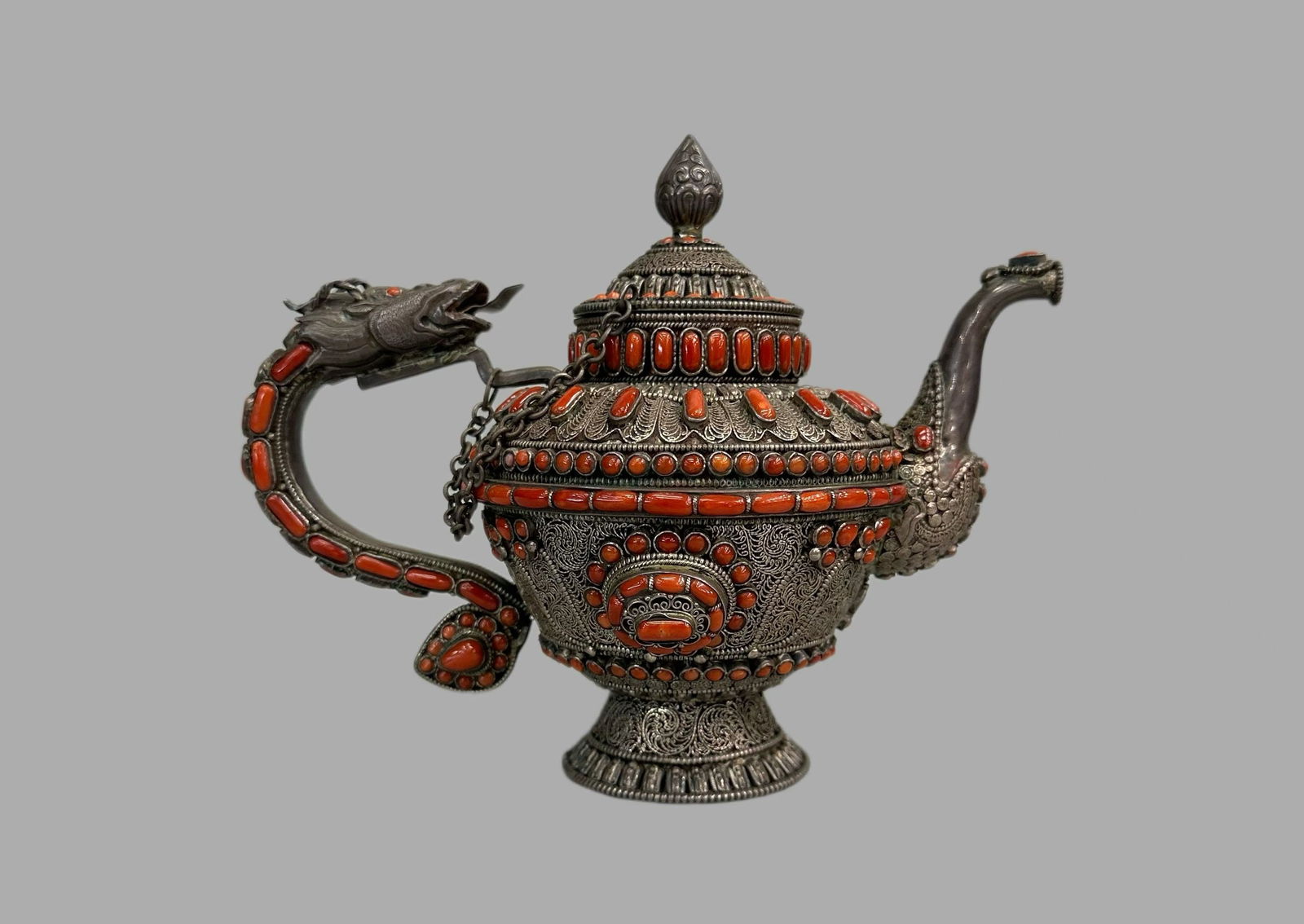 Silver inlaid with gemstones for water bottles in the Qing Dynasty (1 of 8)