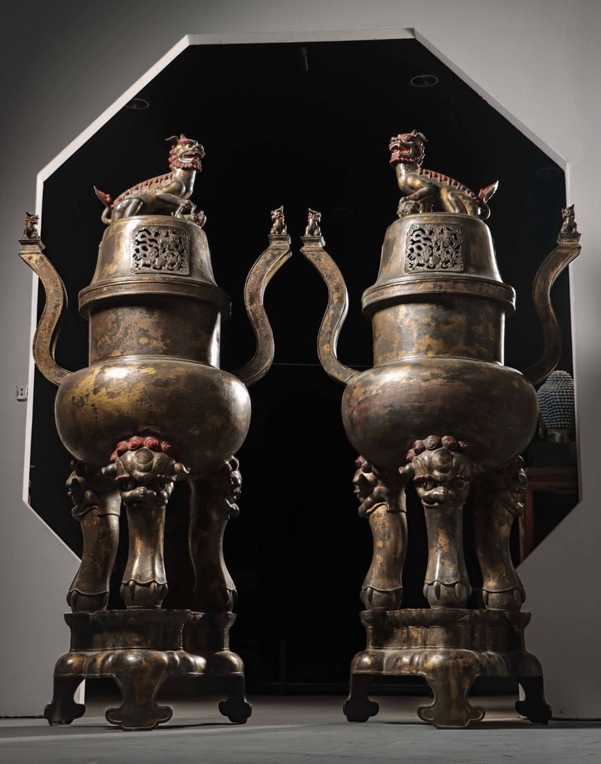 A pair of Qing Dynasty copper gilded auspicious beast aroma burners: Height: 216cm, Width: 102cm, Weight: 350000 grams
