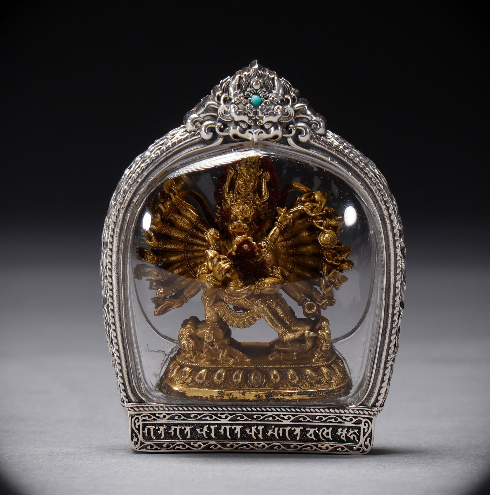 Qing Dynasty Copper Gilded Gold Guard: Height: 6.5cm, Width: 5cm, Weight: 59g