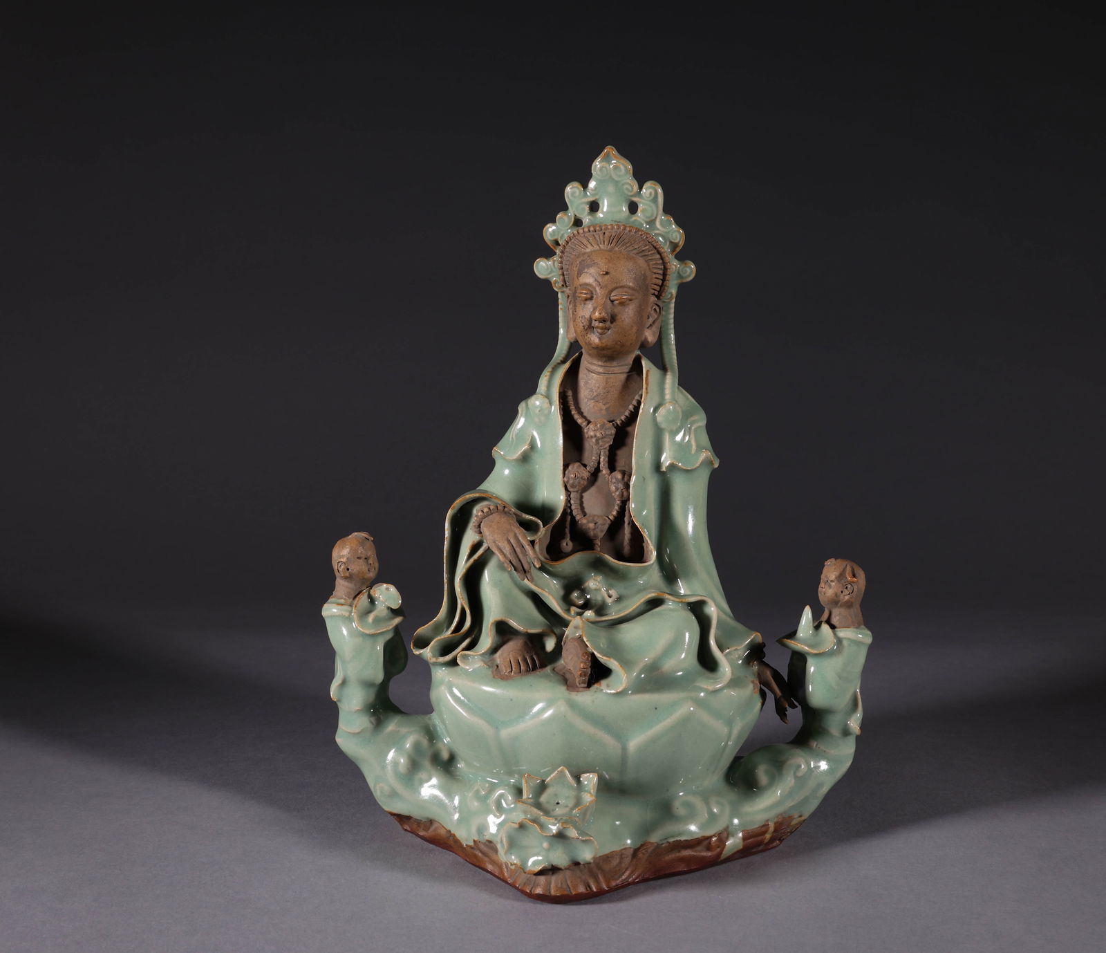 Before the Ming Dynasty, Guanyin from Longquan Kiln gave birth to children (1 of 8)