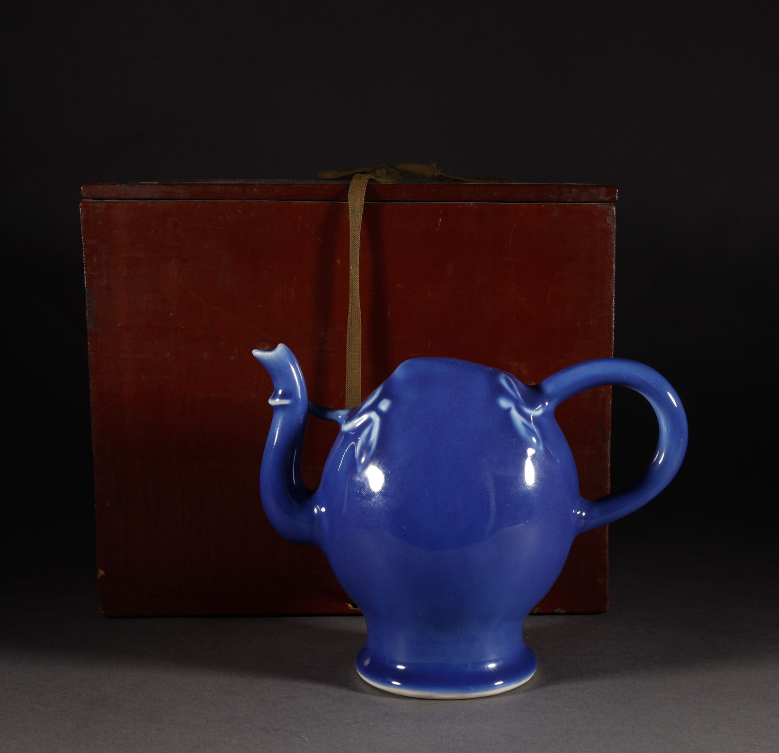 Qing Dynasty gemstone blue glaze reverse flow pot: Height: 15cm, Width: 19cm, Weight: 838g
